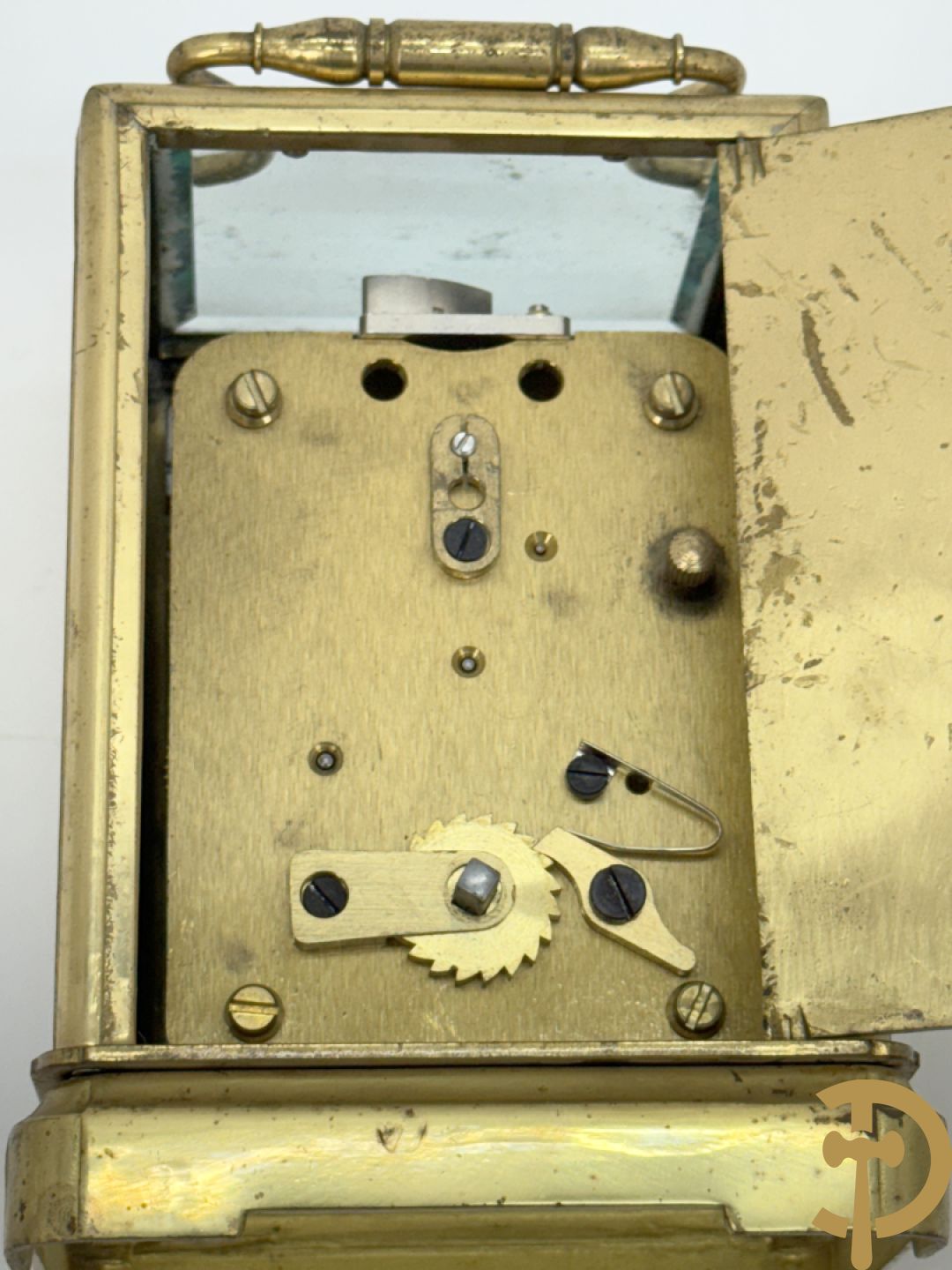 Koperen reiswekker bezet met handbeschilderde porseleinen plakkettes met romantisch decor