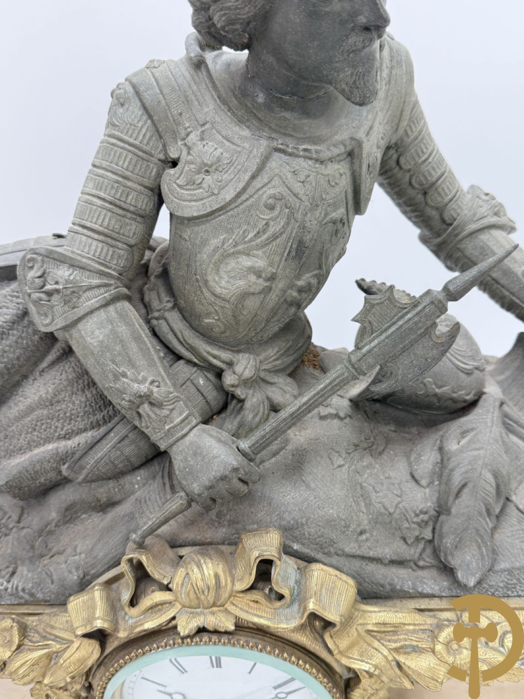 Zamak schouwstuk klok met ridder en Louis XVI motieven bezet