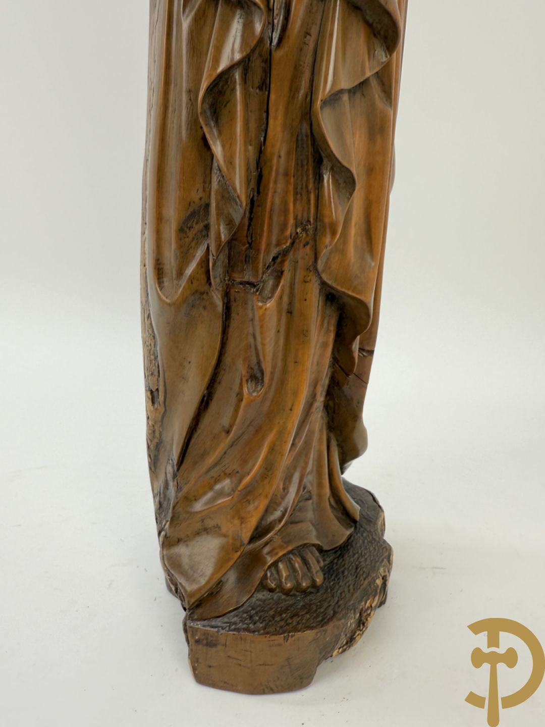 Houtsculptuur van evangelist met zwaard