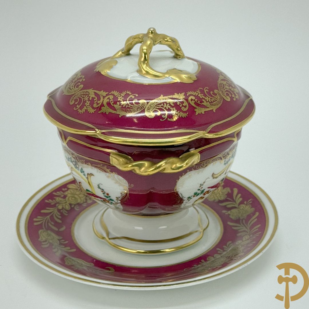 Handbeschilderde porseleinen siervaas met bloemenbeschildering en sfinxen + paar porseleinen cachepots met bloemendecor + 3 porseleinen  kopjes en schoteltjes