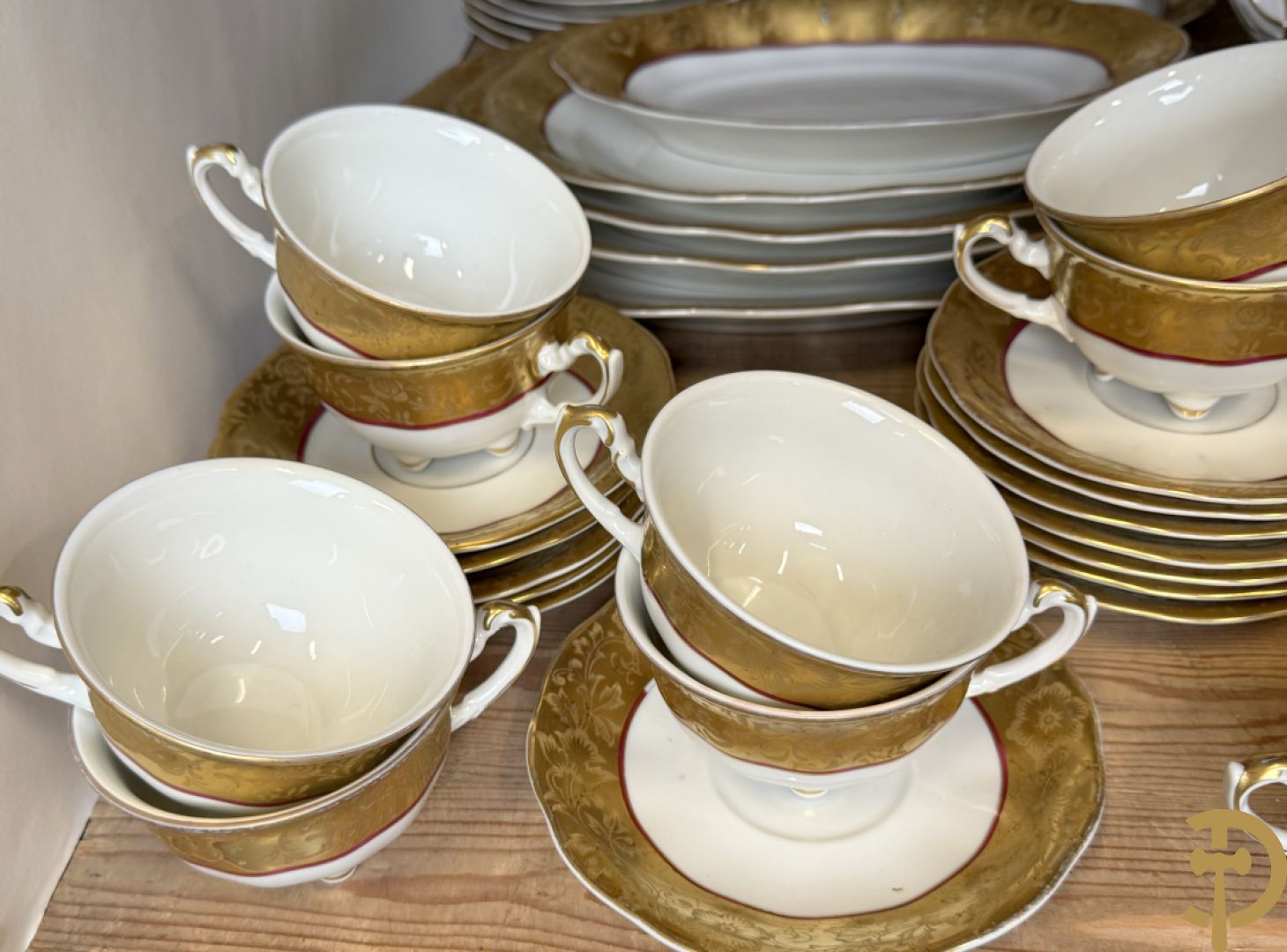 Verguld porseleinen servies met bloemenmotieven