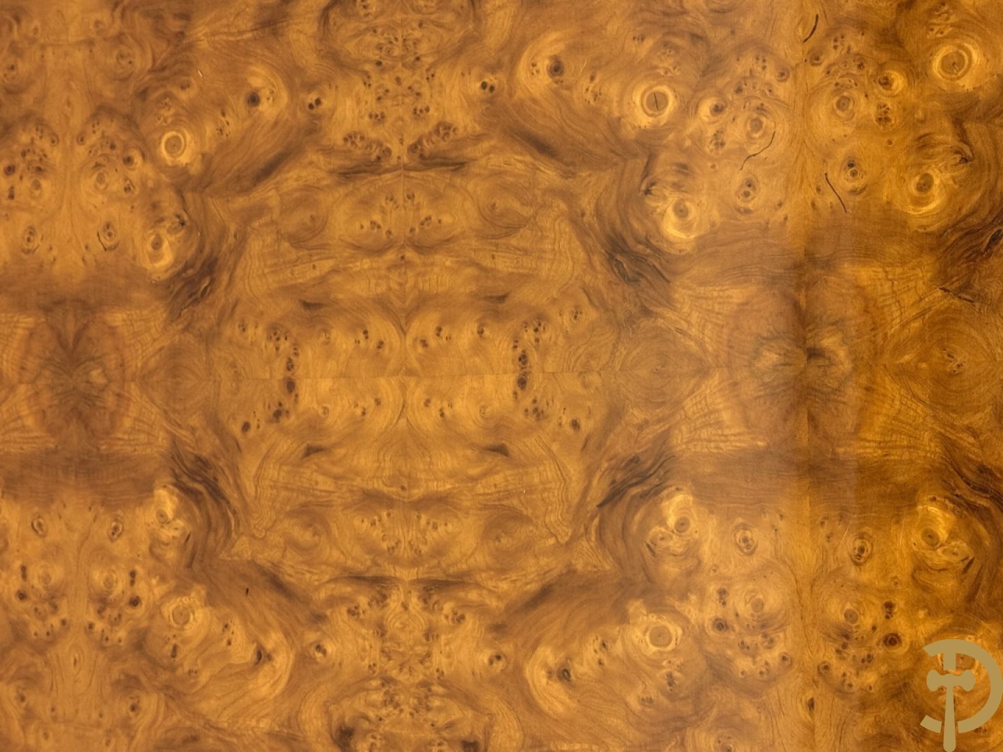 Wortelnotehouten salontafel met notelaren boord, gemerkt Mahay J.C.