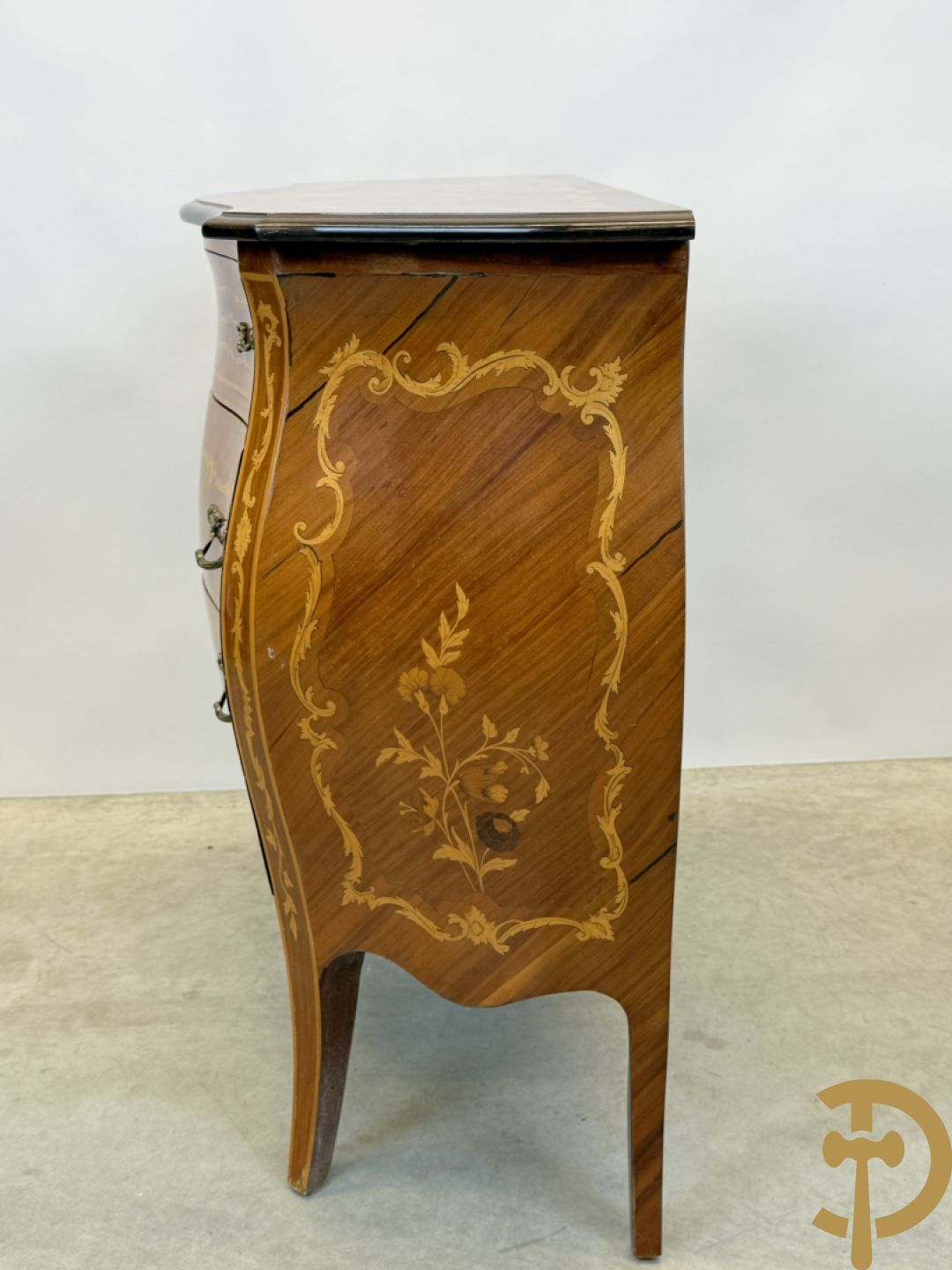 Gegalbeerde notelaren commode met 3 lades en bloemenmarketterie