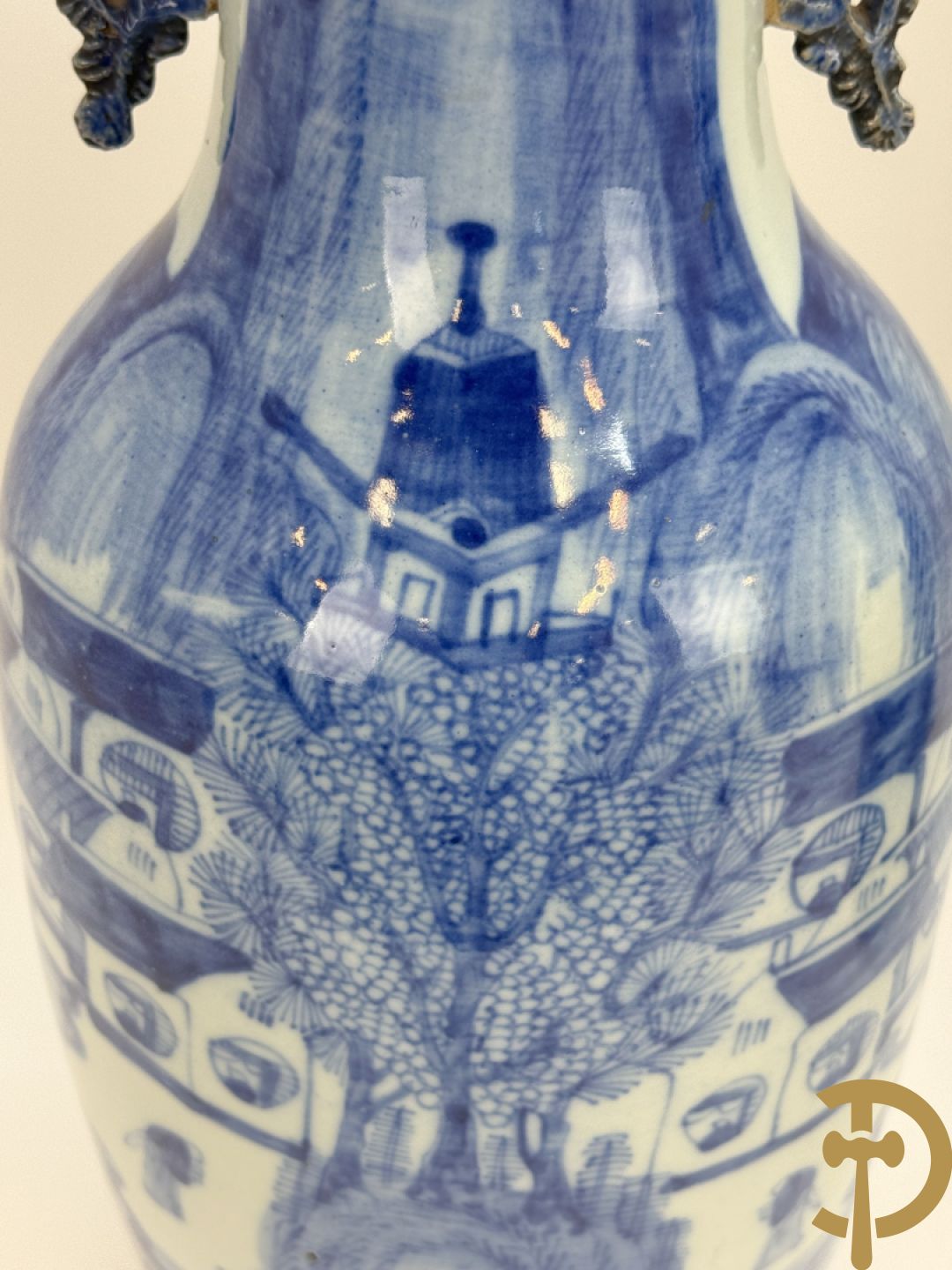 Paar Chinese blauw/wit vazen met geanimeerd huizendecor