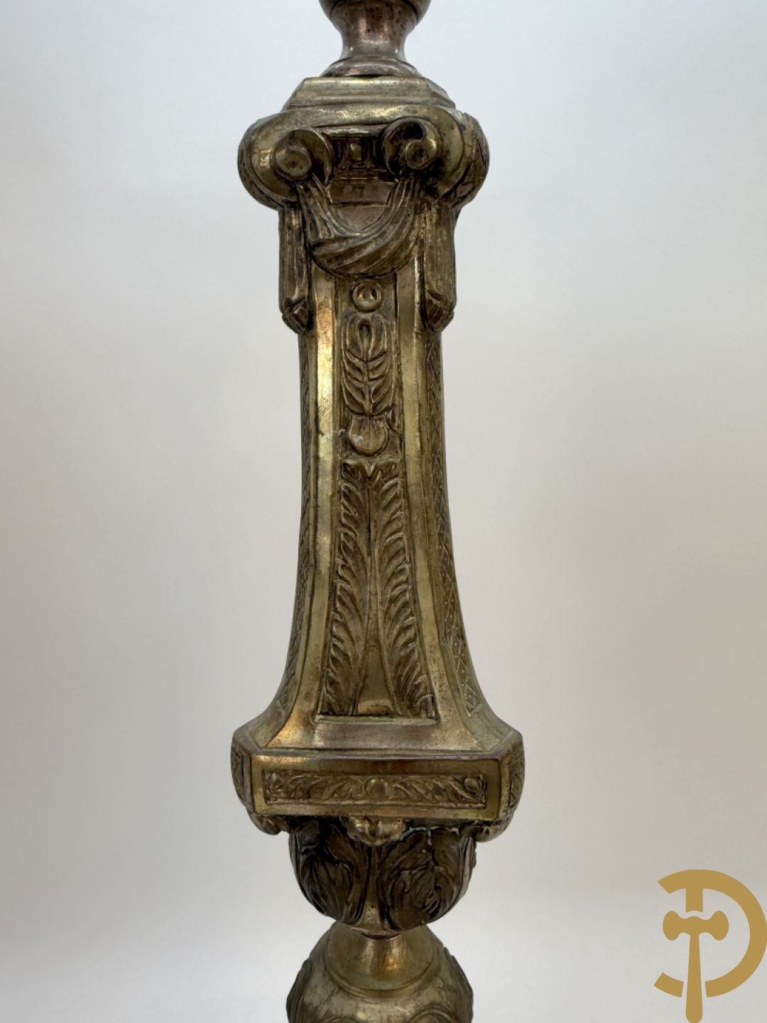 Religieuse kerkkandelaar met afbeeldingen aan de voet