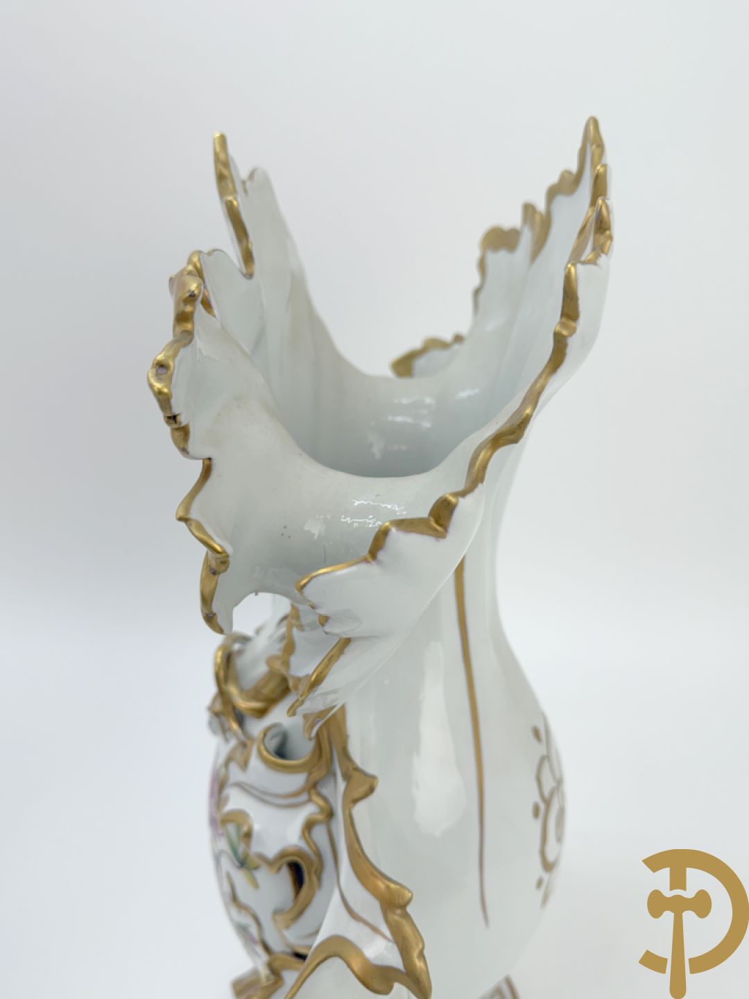 Paar porseleinen cornetvazen met bloemendecor, deels verguld, gemerkt Capo di Monte