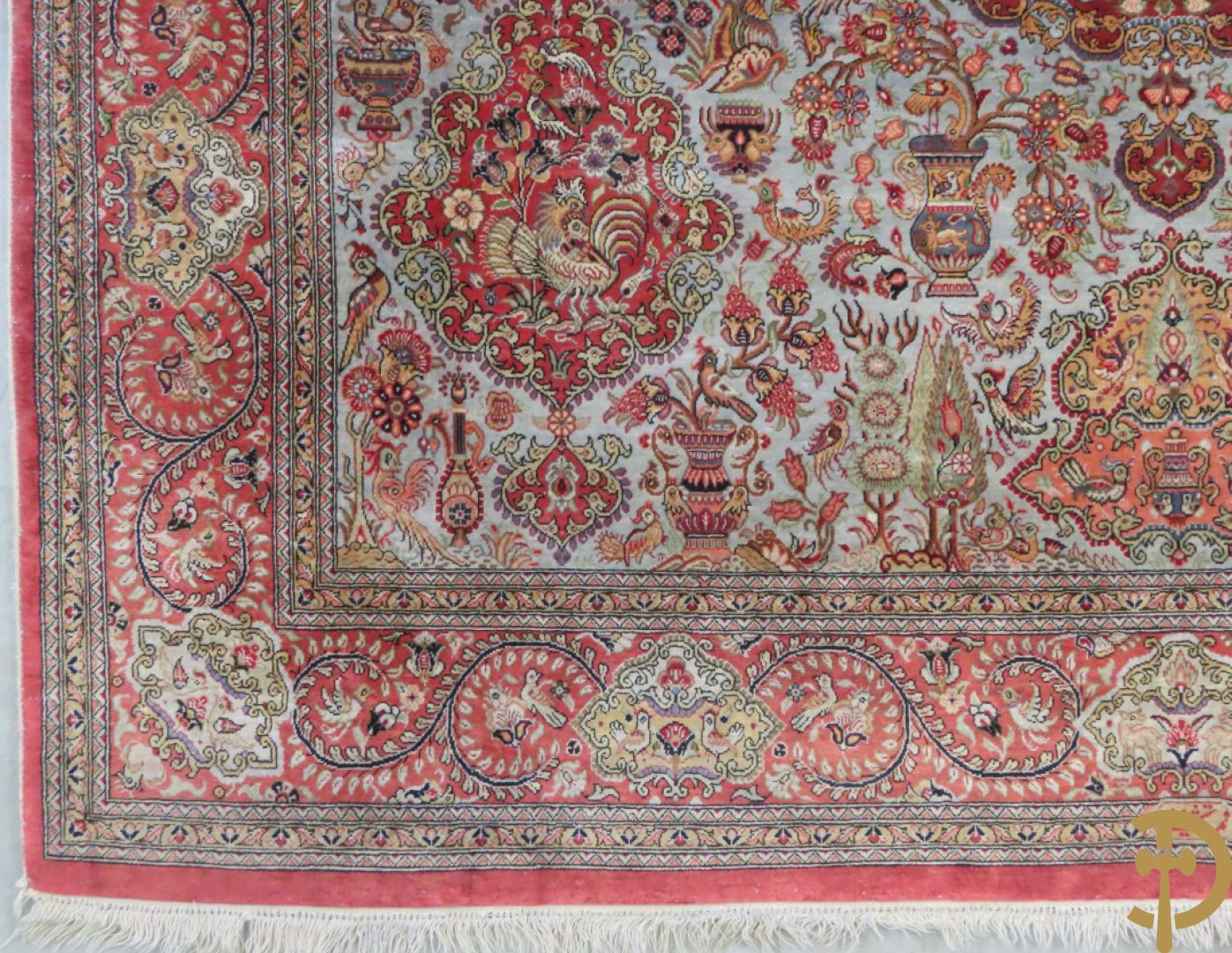 Oosters handgeknoopt tapijt zijde op katoen met bloemenpatronen, vogelmotieven en decor van amfoorvazen + Oosters handgeknoopt tapijt met decor van bloemen en amfoorvaas