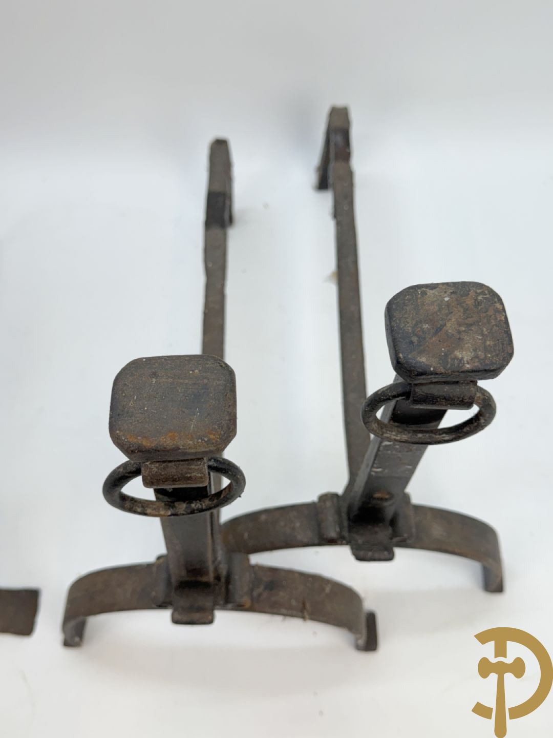 Twee paar 19e gietijzeren chenets
