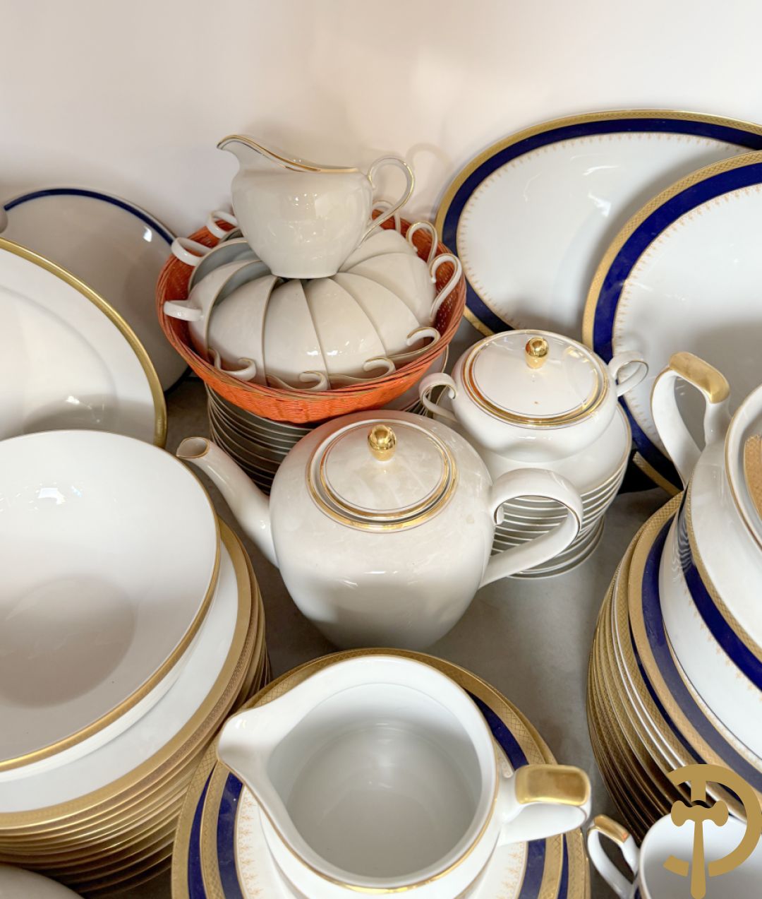 Wit porseleinen servies met vergulde rand, Eschenbach Germany + porseleinen servies met blauwe rand, Winterling Kirchenlamitz Bavaria