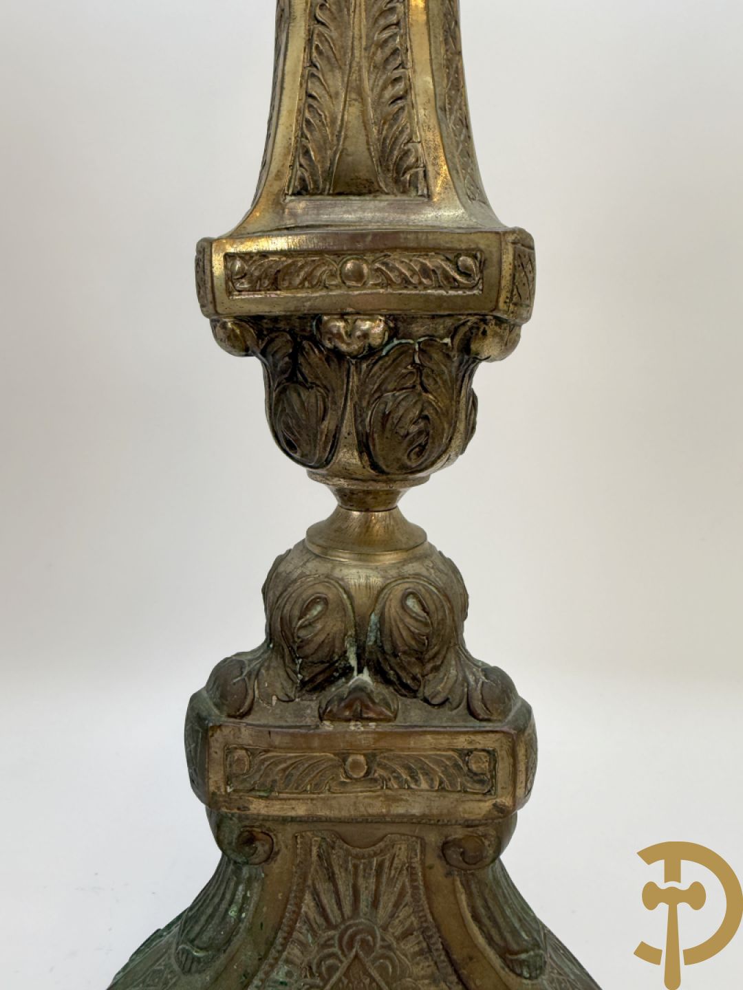 Religieuse kerkkandelaar met afbeeldingen aan de voet