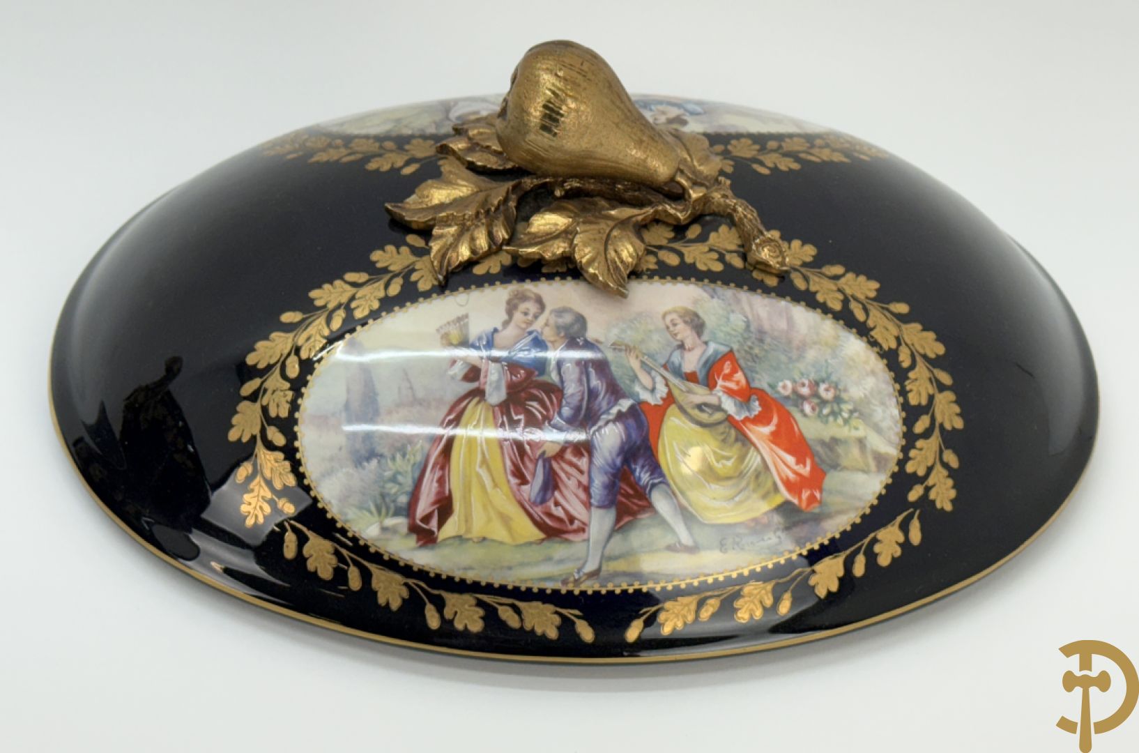 ROULI E. getekend, donkerblauwe Sèvres stijl coupe met deksel op onderschaal en bezet met bronzen ornamenten, gemerkt ACF onderaan