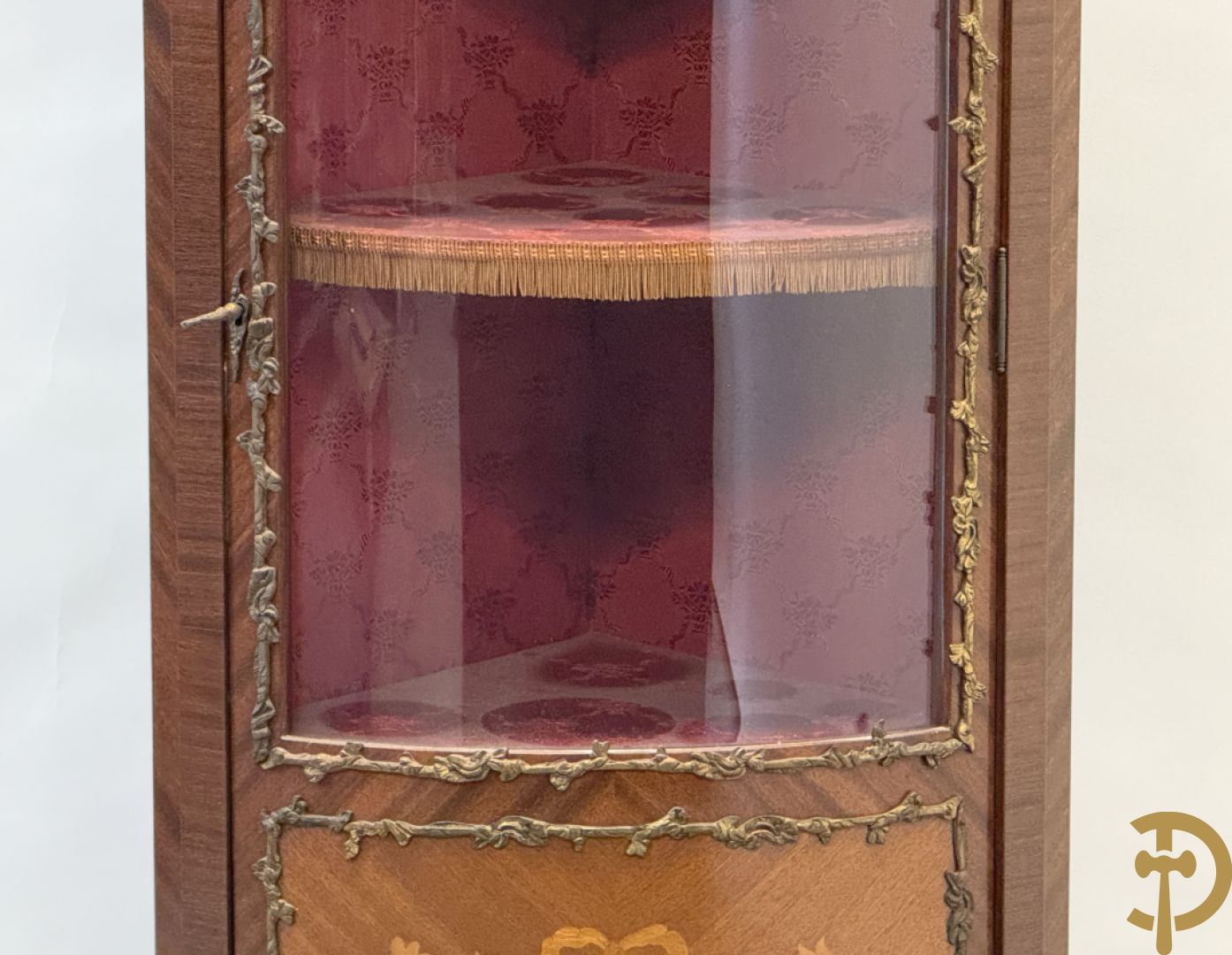 Notelaren hoekkast met bloemenmarquetterie en bronsbeslag - bovenaan met marmeren blad