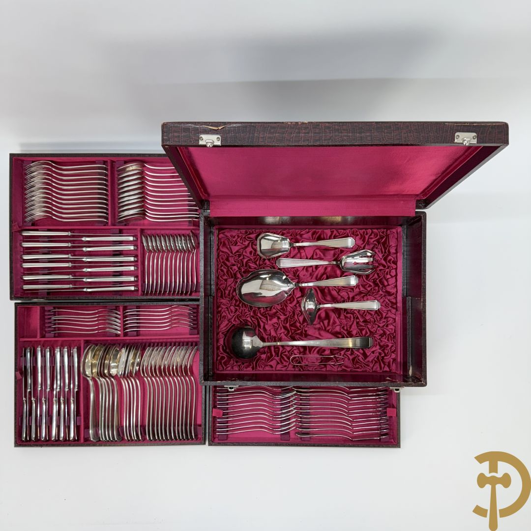 Massief zilveren bestek in koffer, gemerkt AWS 800, bestaande uit 12 vorken, 12 lepels, 12 messen, 12 dessertvorken, 12 dessertlepels, 12 dessertmessen, 12 koffielepels en 12 taartvorkjes + 12 verzilverde  visvorken en vismessen gemerkt Wello + verzilverde soepscheplepel gemerkt Wellner 90