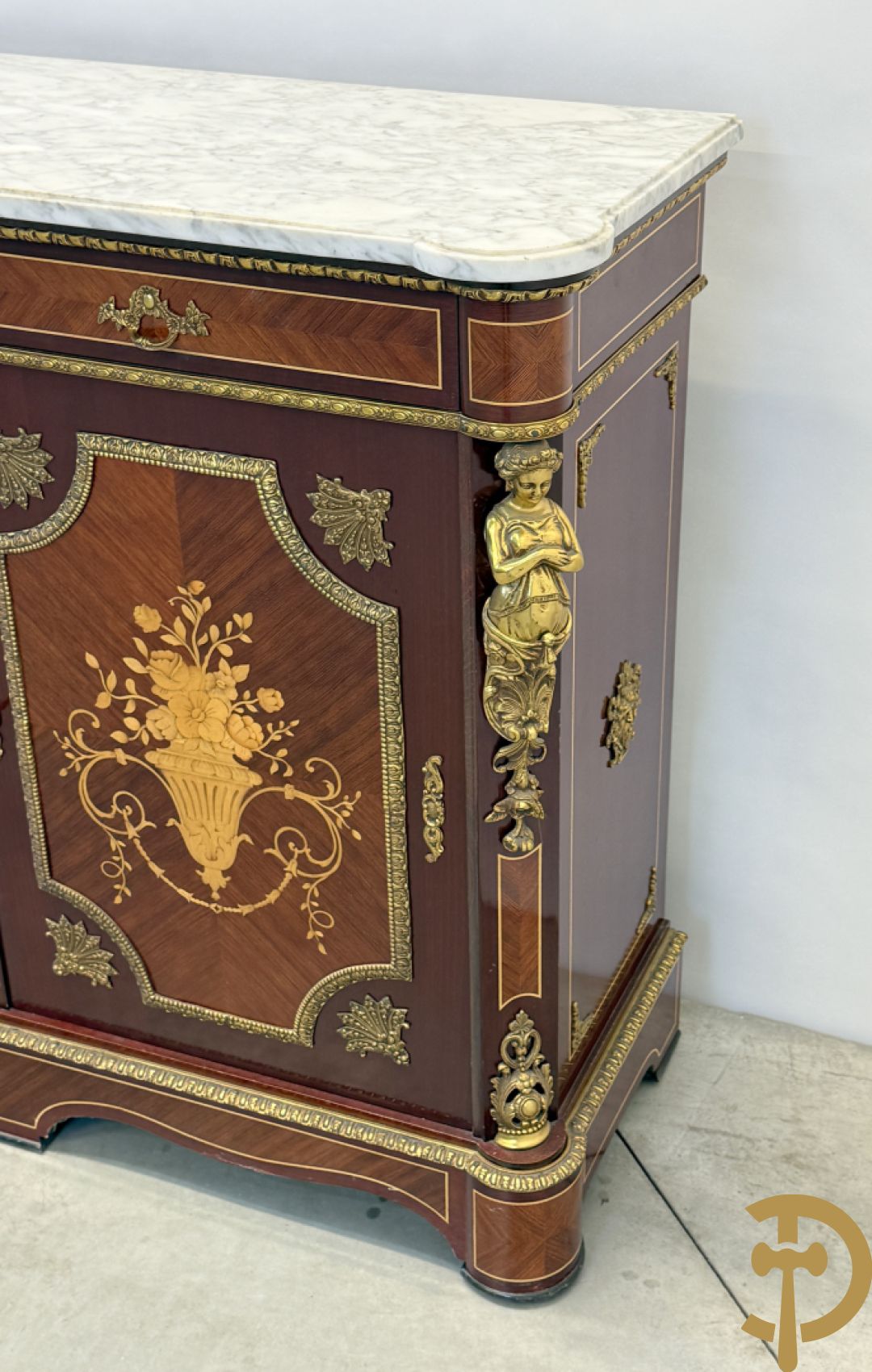 Notelaren vierdeursdressoir met 3 laden, gemarketteerde bloementaferelen en ovale bronzen plakkettes - zijdelings met damesfiguren - bovenaan met wit marmeren blad