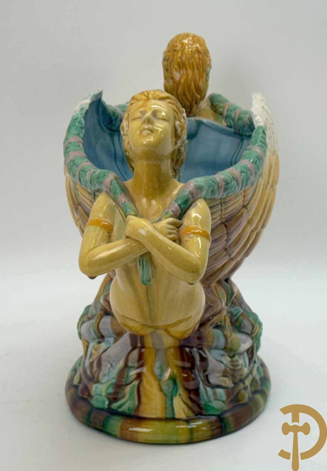 Bloemenjardinière in Majolica met paar dames houdende een schelp