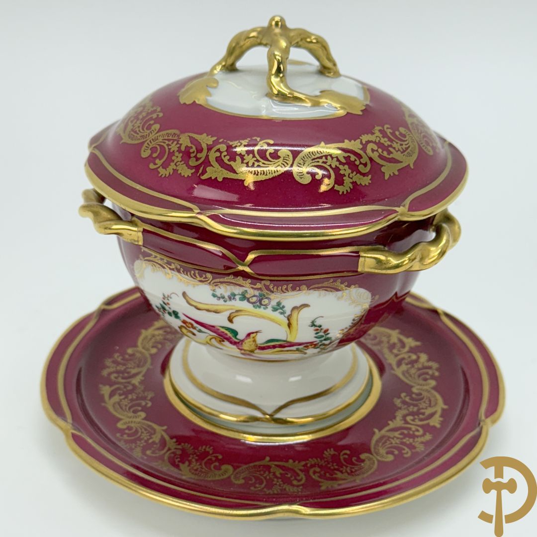 Handbeschilderde porseleinen siervaas met bloemenbeschildering en sfinxen + paar porseleinen cachepots met bloemendecor + 3 porseleinen  kopjes en schoteltjes