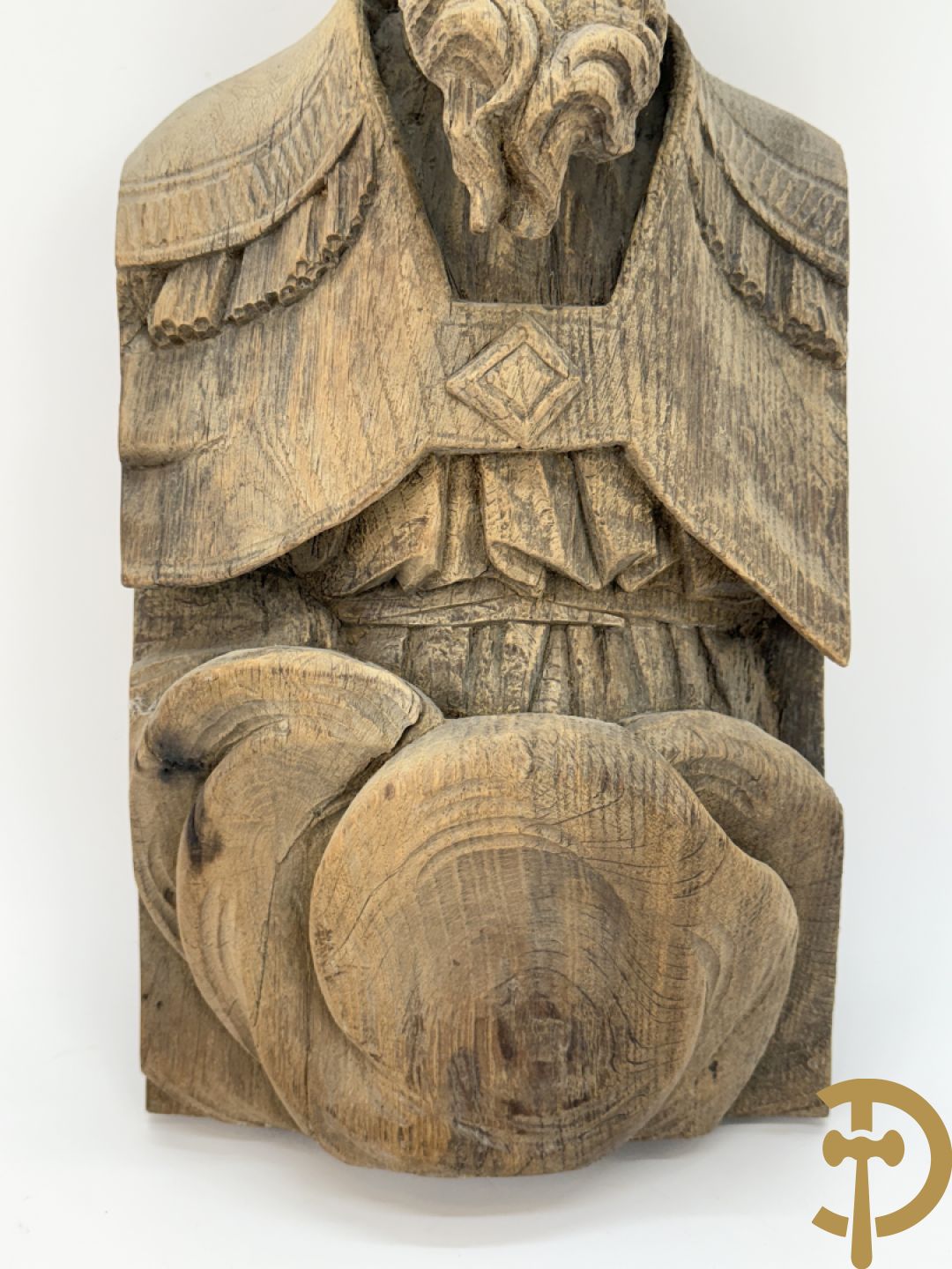 Houtgesculpteerd eiken basrelief karakterkop van man met baard + terra cotta karakterkop van man met baard, achteraan gemerkt Buster 