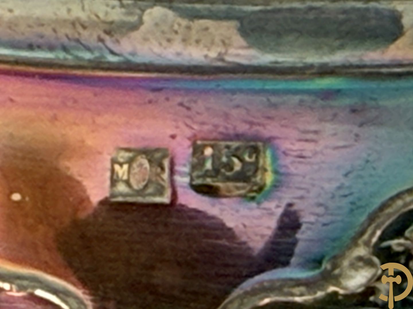 Verzilverd koffieservies met Louis XV motieven op verzilverde schotel, gemerkt M R 25, bestaande uit koffiekan, theekan, melkkan en suikerpot