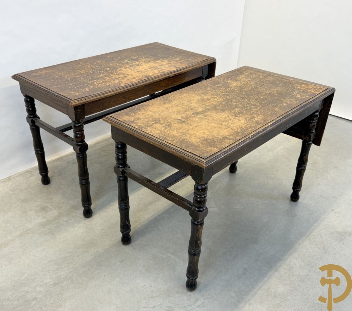 Drie antieke cafétafeltjes waarvan 2 met zijdelingse openklapbare flap