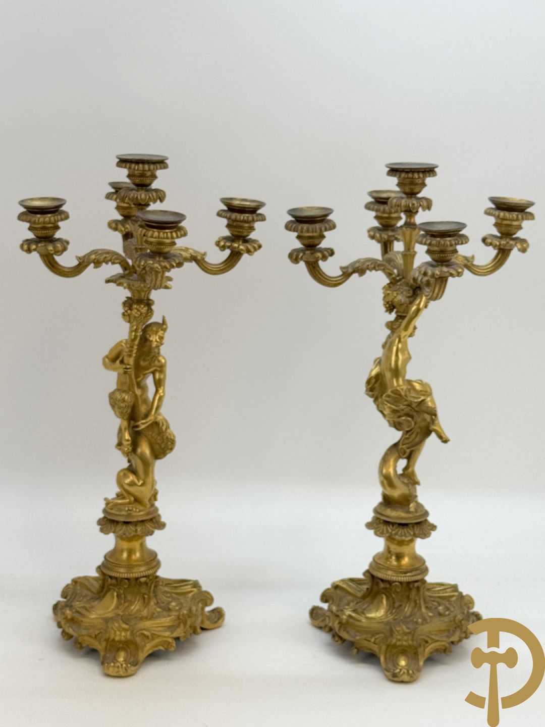 Paar bronzen kandelaars met sater en naakte dame, versierd met accanthusranken en dierenmotieven