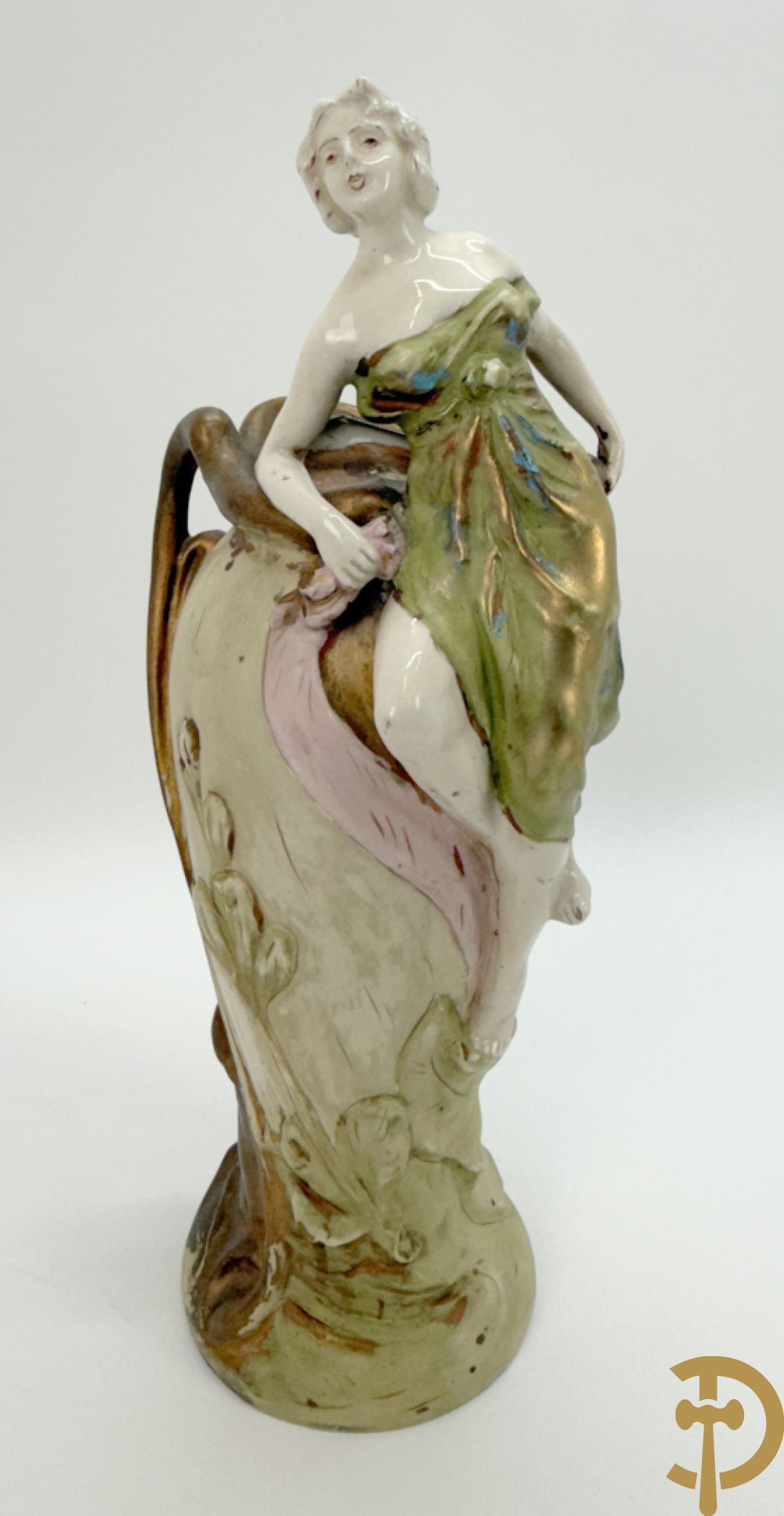 Royal Dux beeld van melkmeisje, onderaan genummeerd 1055 + vaas met zittende dame, Royal Dux stijl