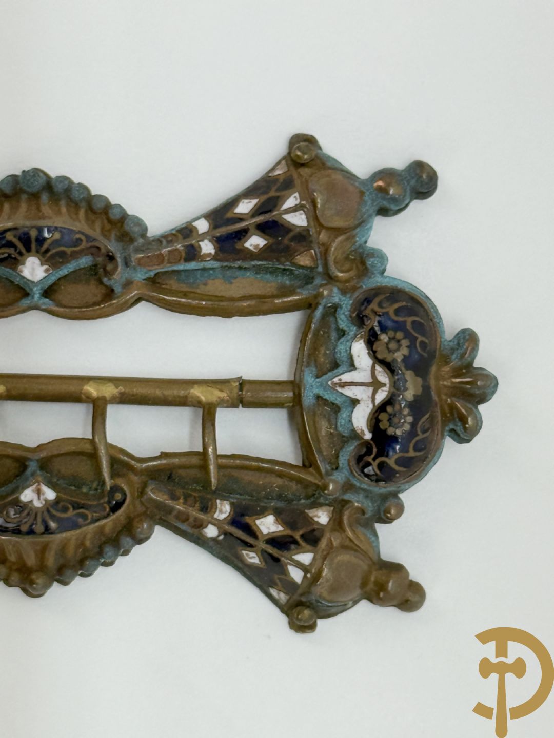 Lot massief zilver w.o. 2 geajoureerd riemboekels waarvan 1 met email bewerkt, geajoureerde centuurhouder met cupido