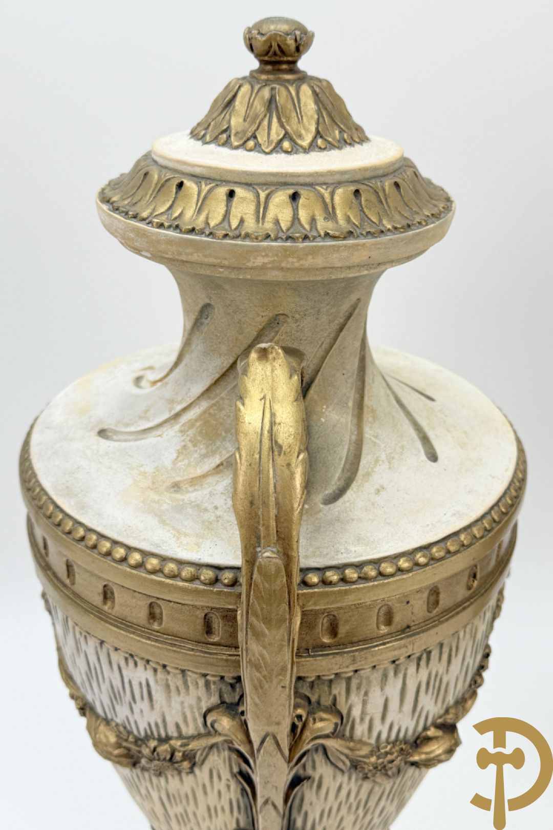 Paar cassolettes in composiet met vergulde Louis XVI motieven