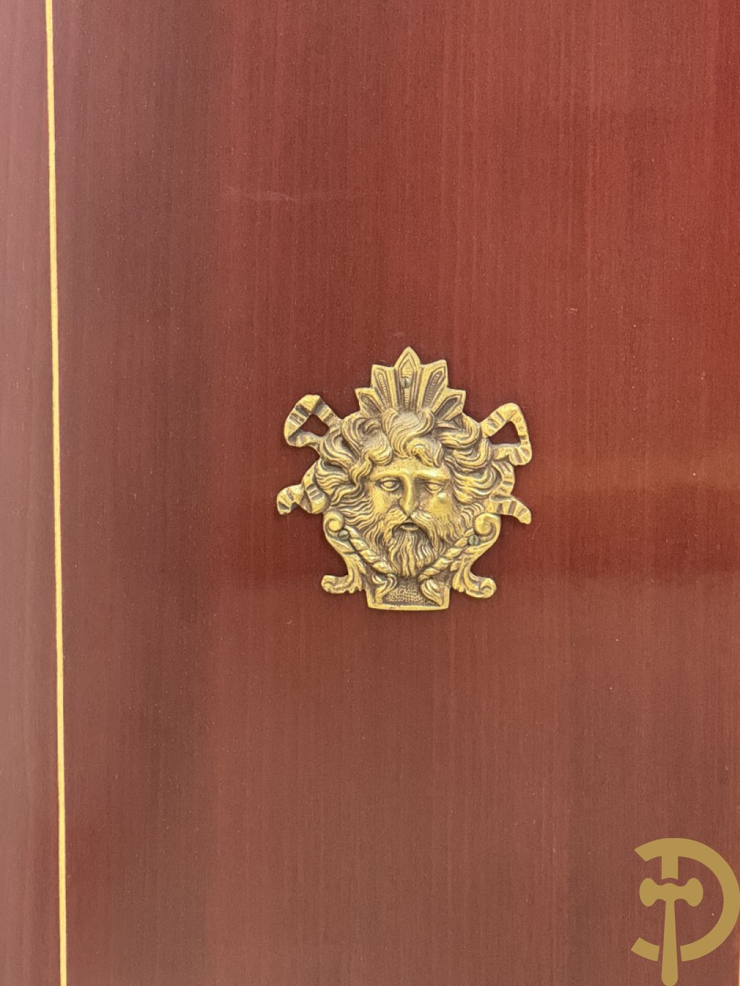 Notelaren vierdeursdressoir met 3 laden, gemarketteerde bloementaferelen en ovale bronzen plakkettes - zijdelings met damesfiguren - bovenaan met wit marmeren blad