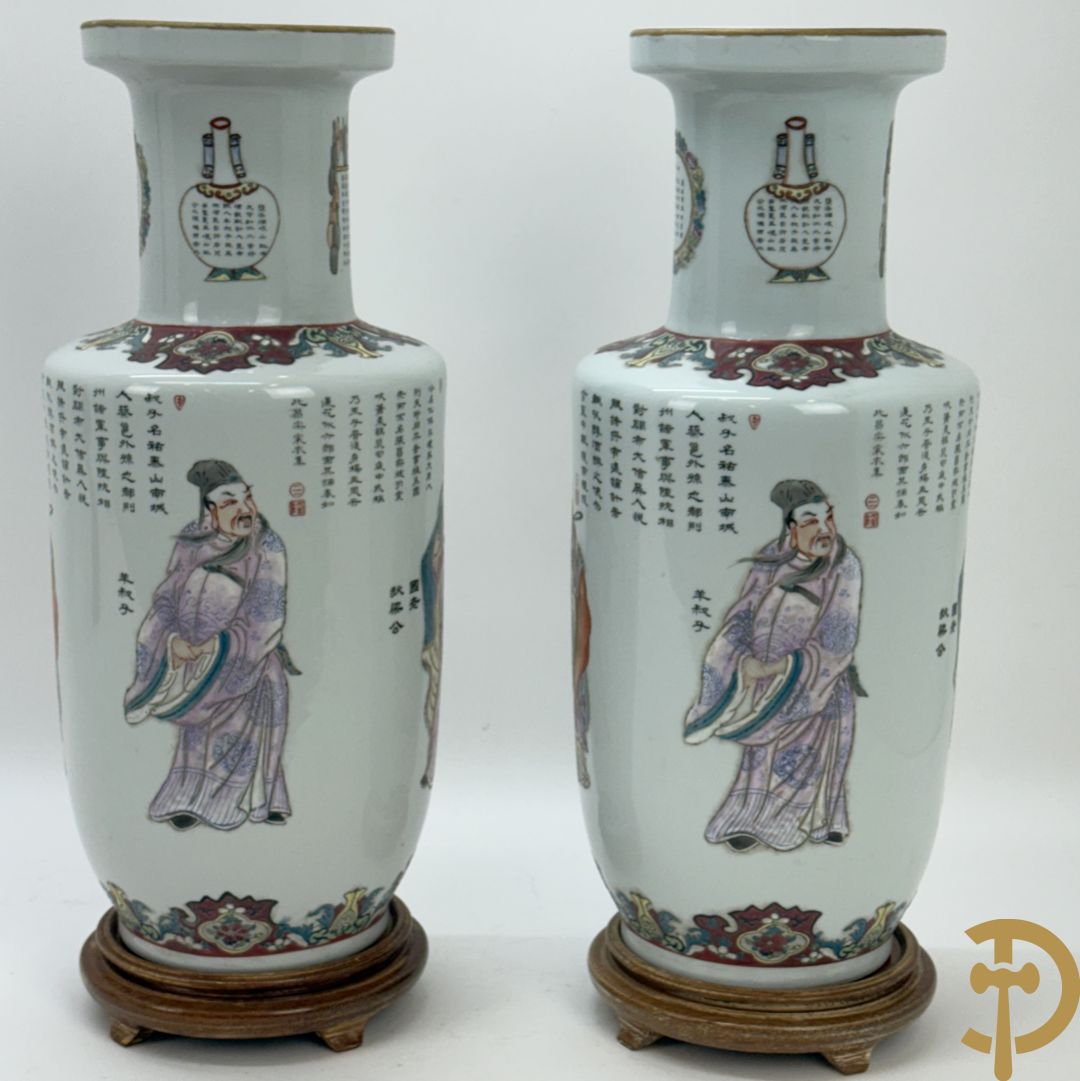 Paar porseleinen Chinese vazen met decor van personages en Chinese tekens, handgekleurd
