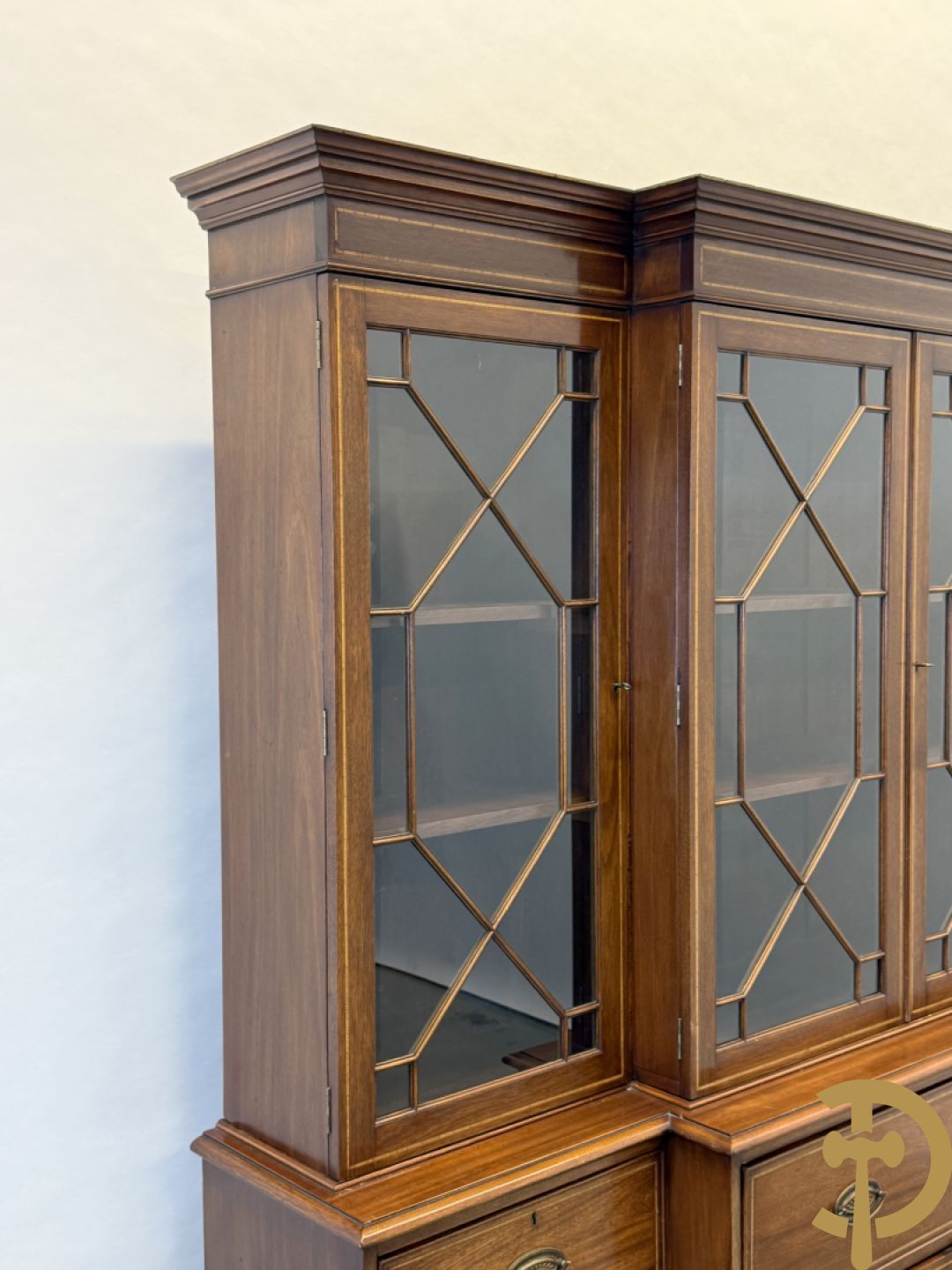 Notelaren Engelse stijl breakfront met ingebouwde secretaire, bovenaan met vitrine en decor van amfoorvazen op de deuren