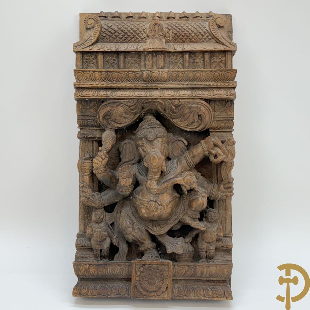 Houtgesculpteerd Aziatisch basrelief van ganesha