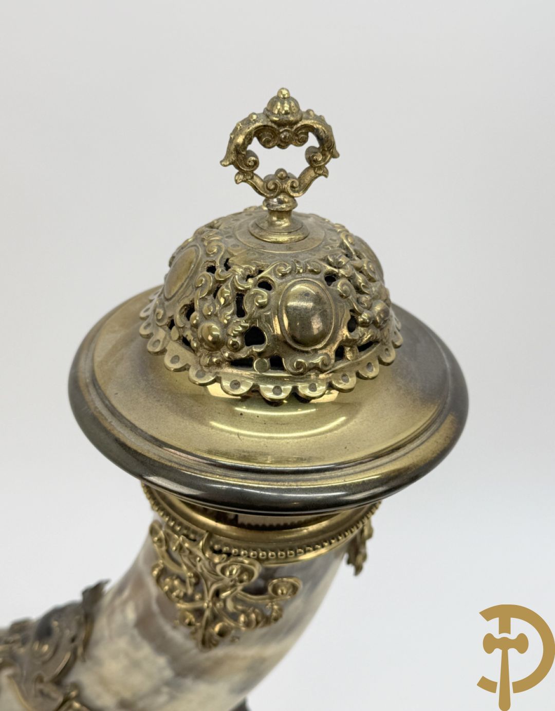 Hoorn met bronzen ornamenten gedragen door bronzen cupido