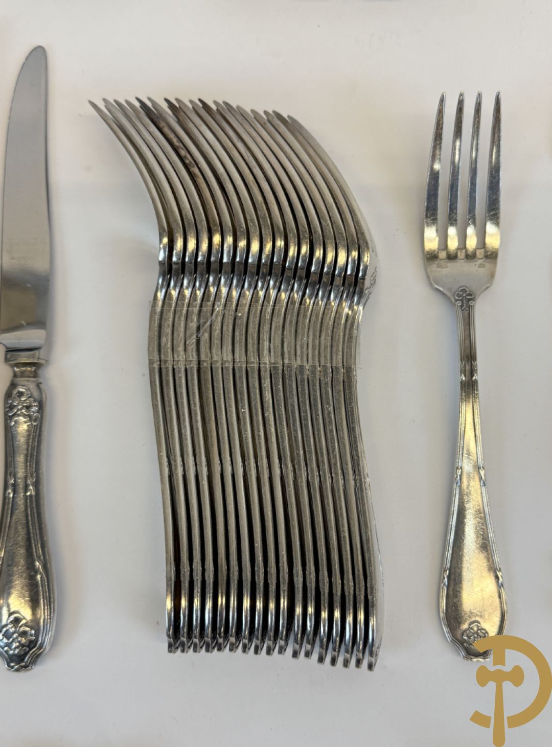 Verzilverd bestek Wiskemann met Louis XVI motieven+ verzilverde groentenkom Wiskemann