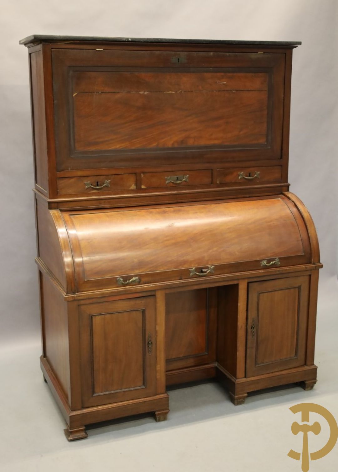 Imposant notelaren cilinderbureau met bovenbouw met ingemaakte lades, cilinderklep en uittrekbaar schrijfblad - drie deuren onderaan - 19e