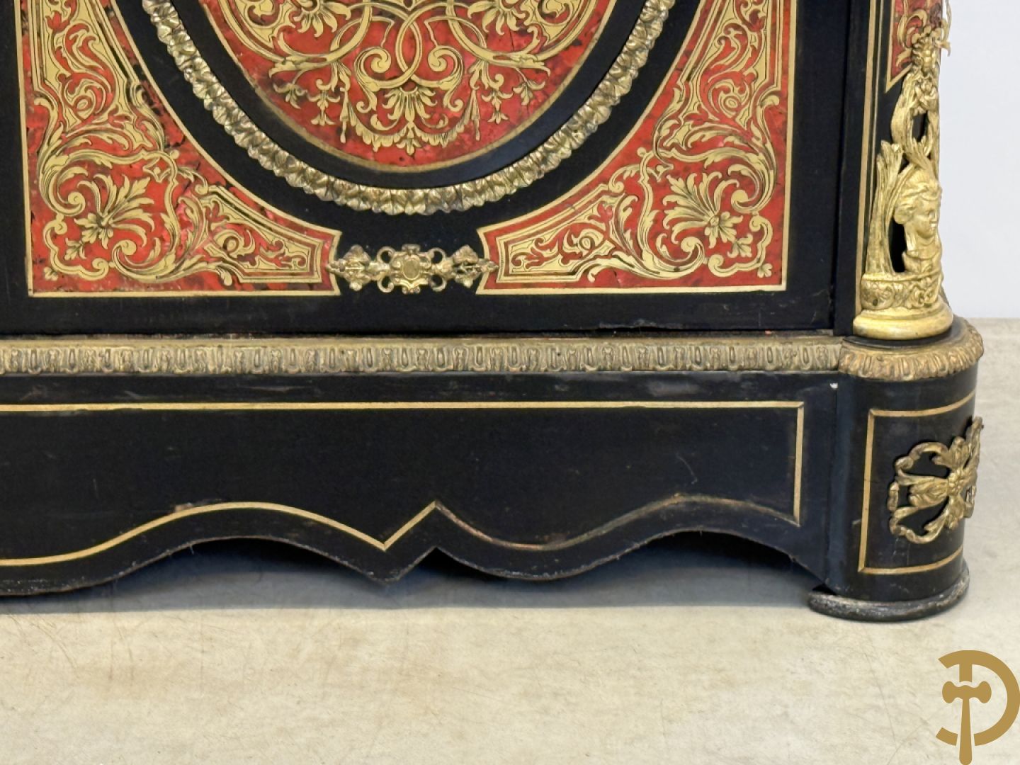 Napoleon III tweedeursdresse bezet met bronzen ornamenten van dameshoofden - paar ovale medaillons in de deuren, alles bezet met Boulle techniek - bovenaan met marmeren blad