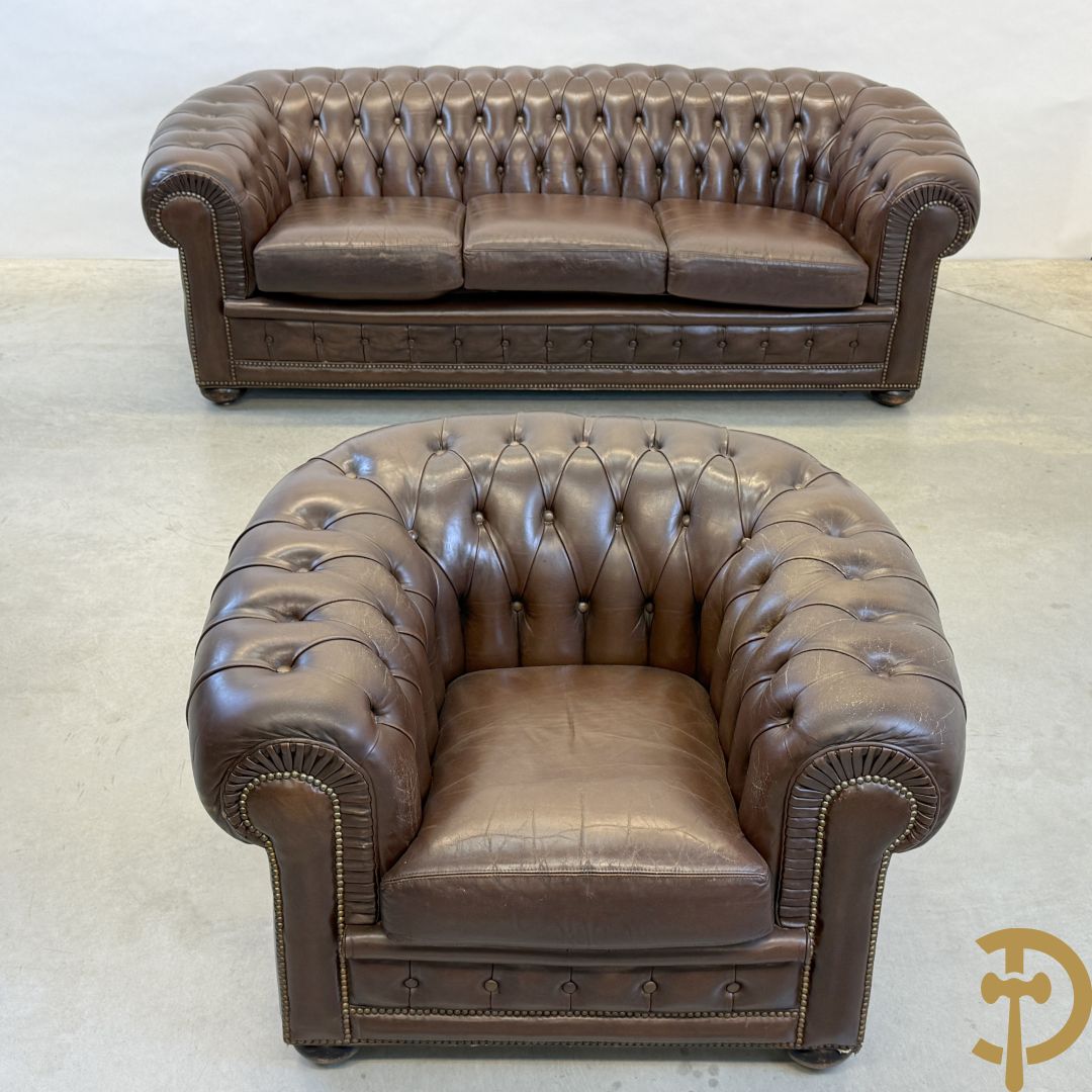 Bruin lederen driezit en club chesterfield