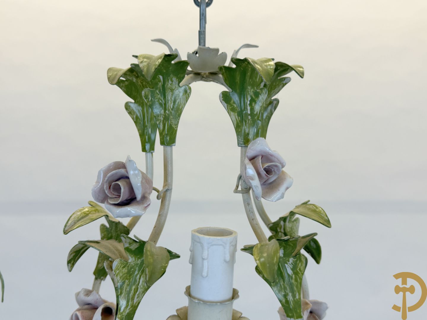 Italiaanse beschilderde smeedijzeren luchter met 4 lichtpunten, bezet met porseleinen bloemmetjes +2 bijhorende applieken