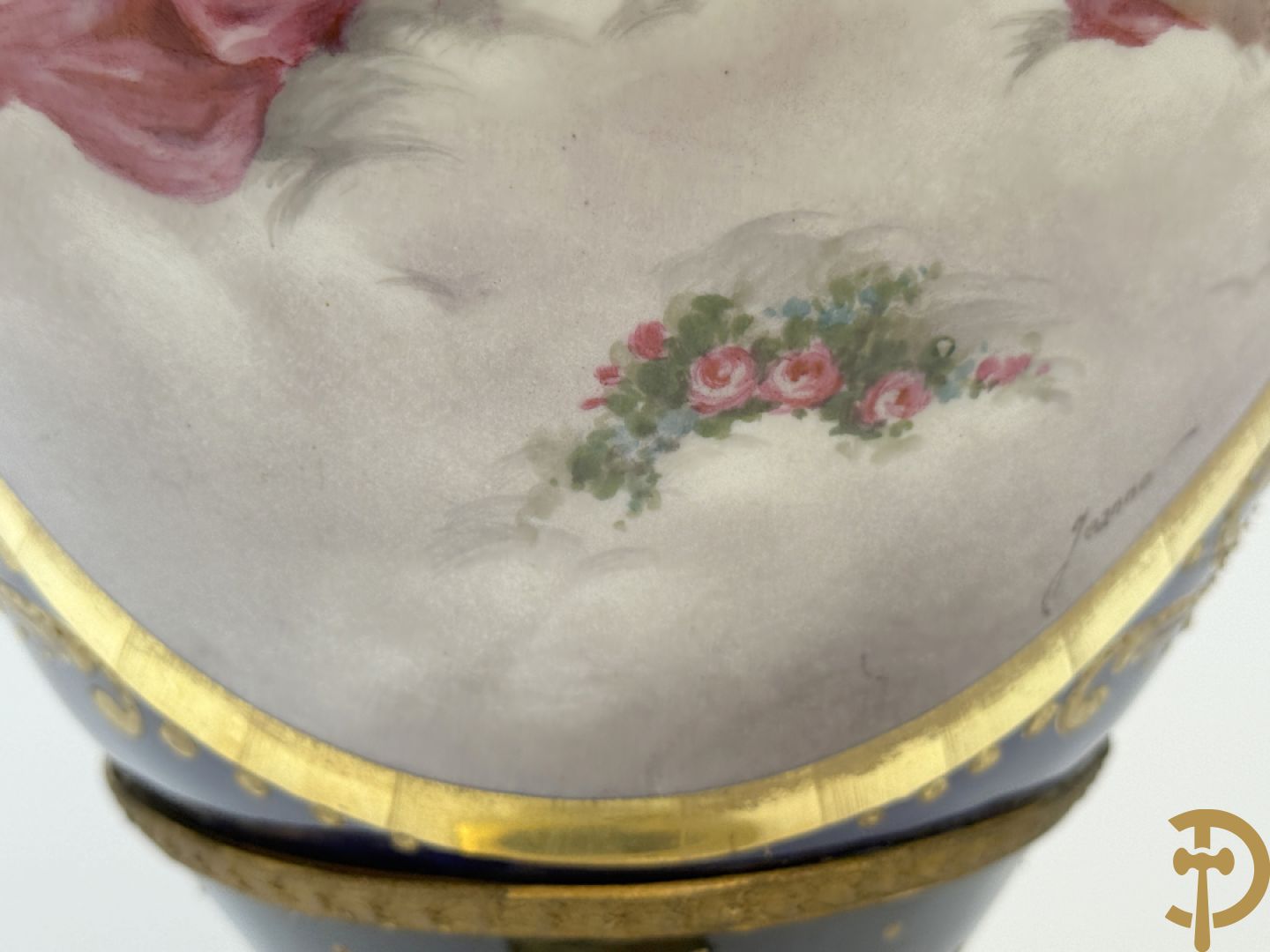 Paar Sèvres stijl vazen met bronzen oren en éénzijdig decor van cupido