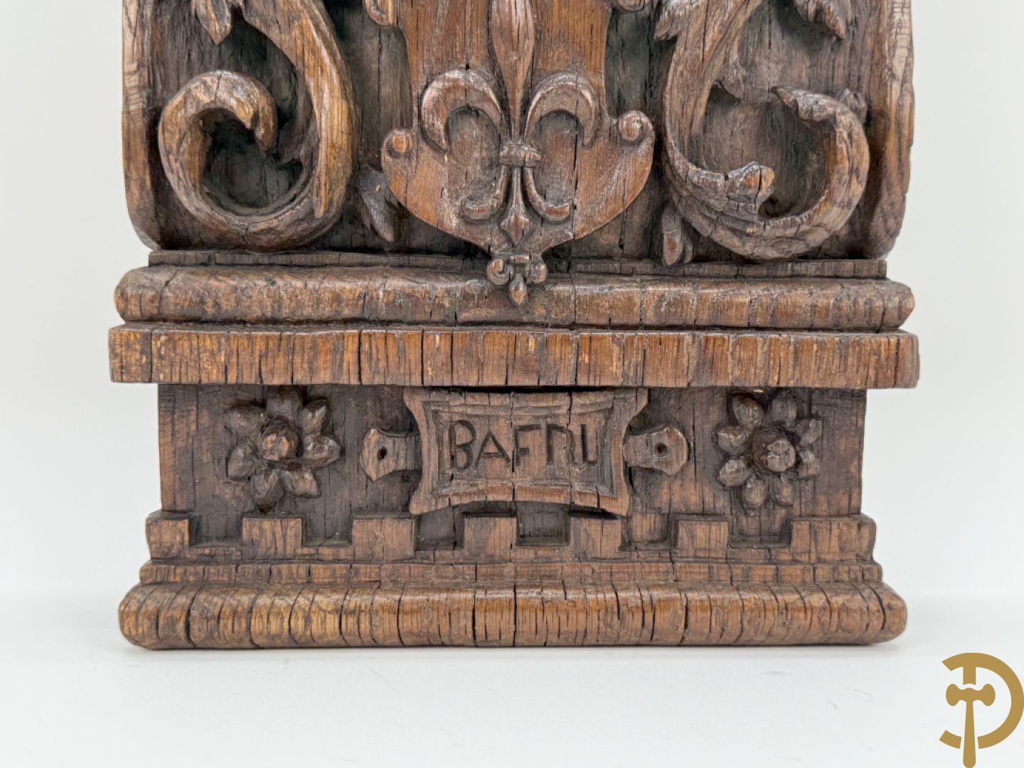 Basrelief met sculptuur van een embleem bezet met hond en harnas + houtsculptuur van heilige Jozef met kind + Madonna