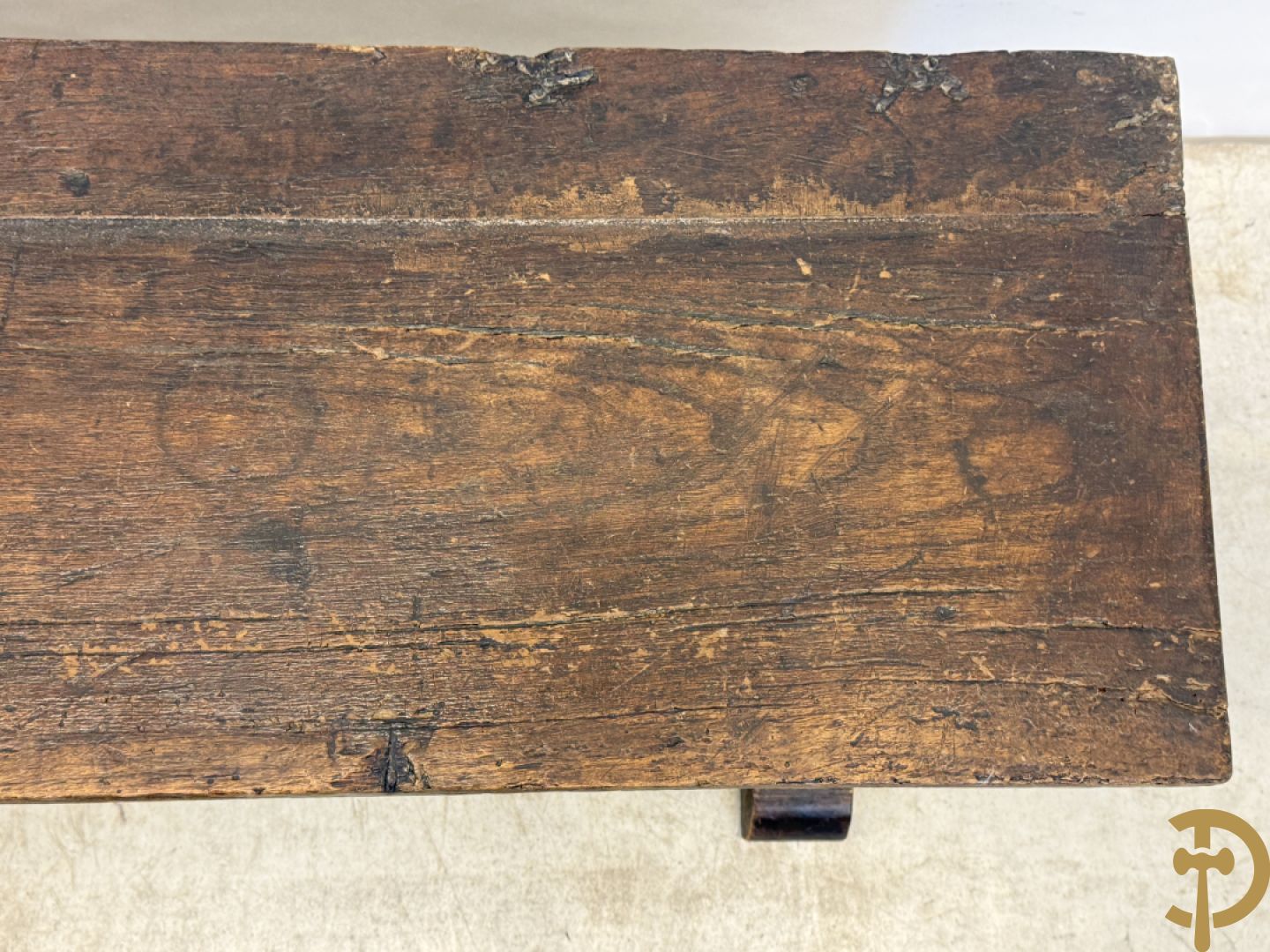 Spaanse rustieke koffer met ijzersmeedwerk en gotische ornamenten