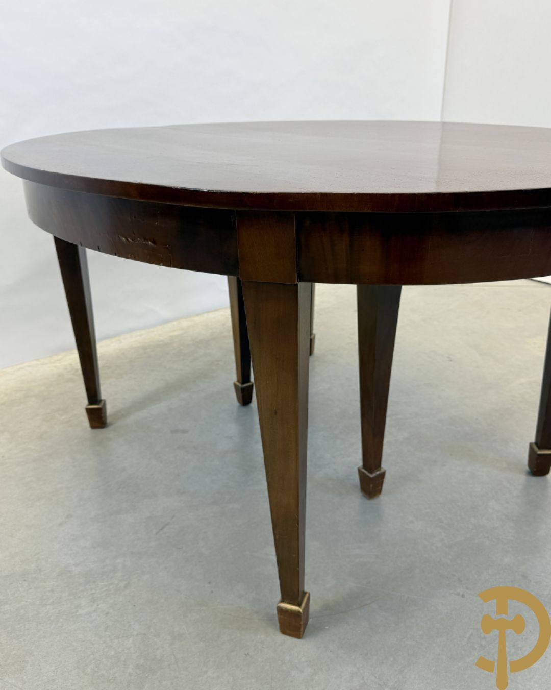 Ovale uittrekbare mahoniehouten tafel op zes verjongende poten