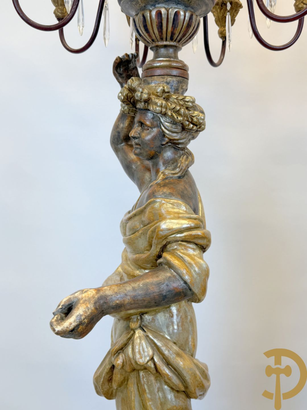 Paar gepolychromeerde dames op sokkel, bekroond met achtarmige kandelaar met lichtpunten en bellen, Italiaans, jaren 