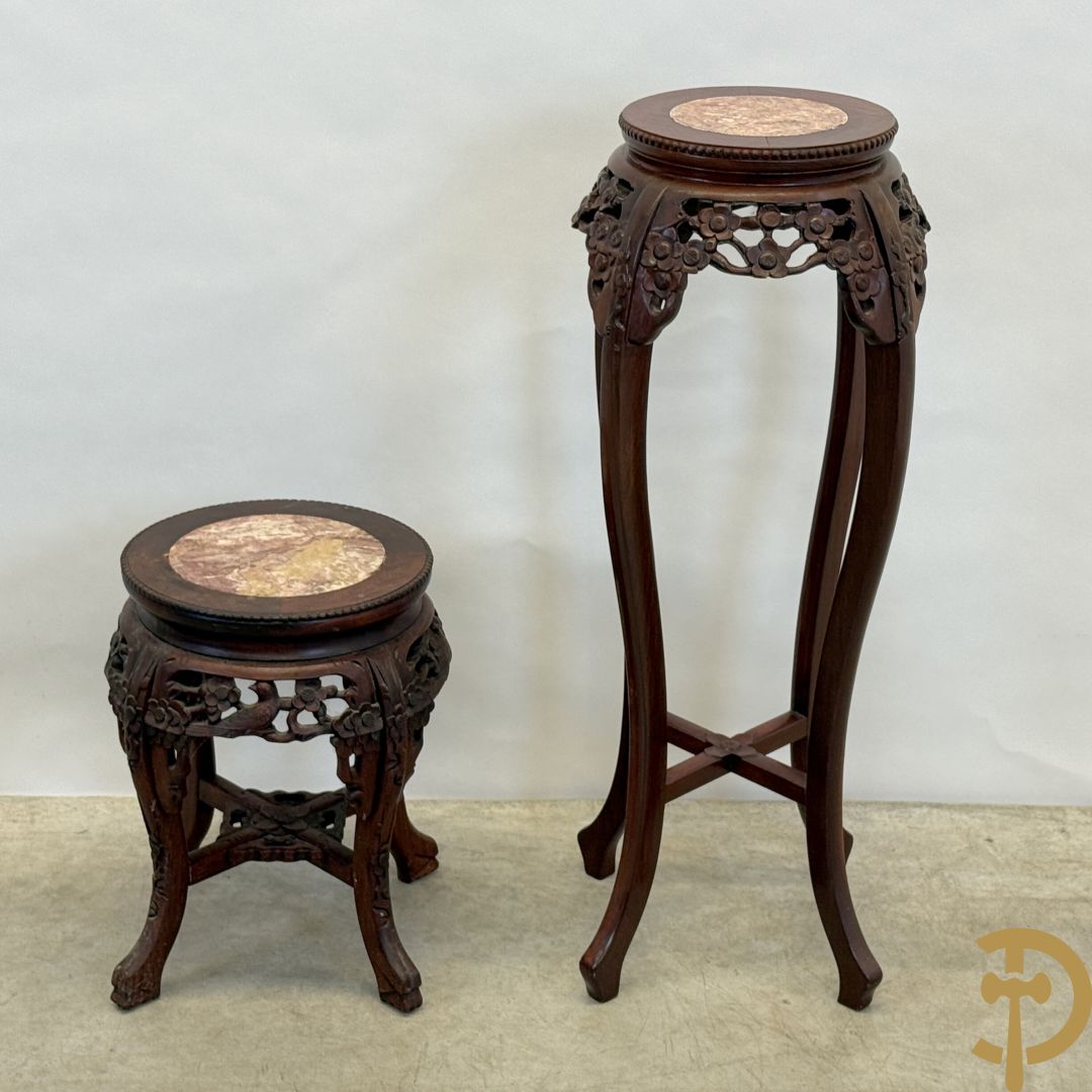 Chinese hardhouten sokkel met bloemensculptuur + Chinese hardhouten sokkel met bloemen- en vogelsculptuur