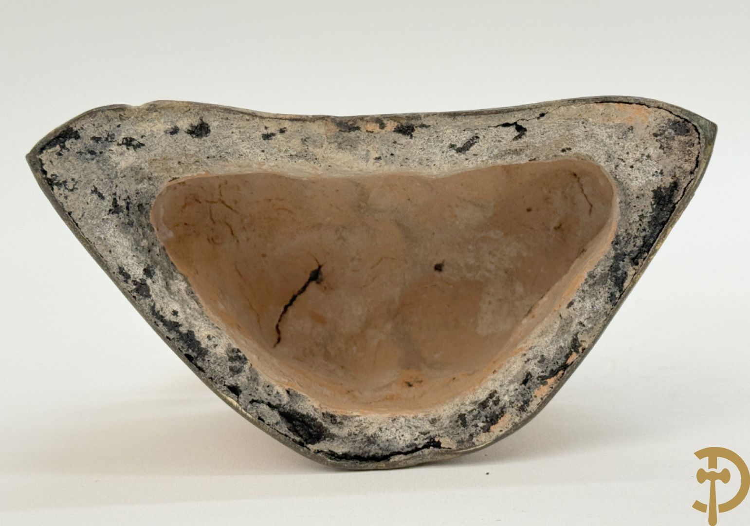 Bronzen zittende boedha in verloren was techniek + fragment van Tibetaans vergulde boedha + bronzen boedhahoofd op houten sokkel