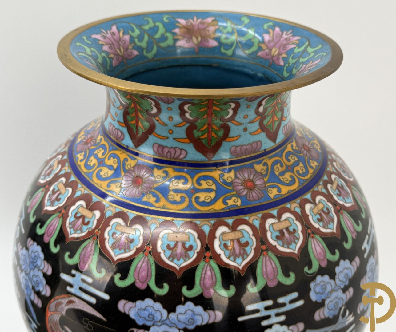 Paar cloisonévazen met bloemen en vogeldecor op zwarte fond - op houten sokkel