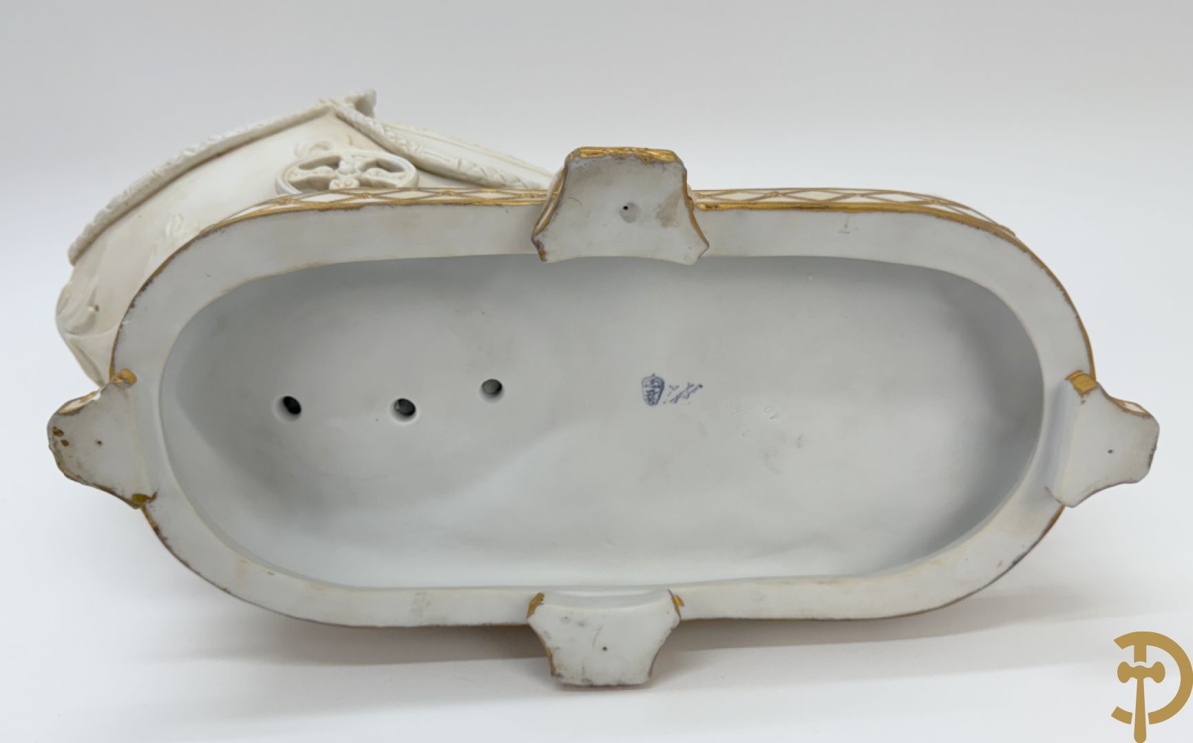 Biscuit beeld met leeuwen trekkende een open koets, getekend onderaan