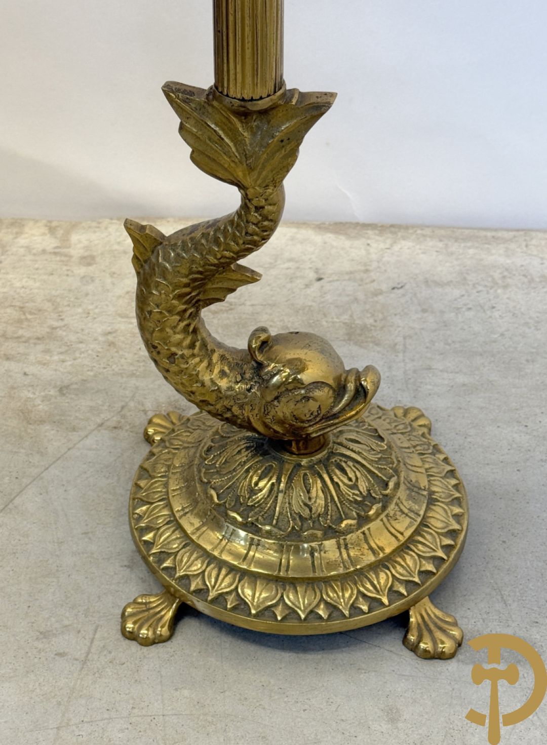 Drie cigognetafels met onix marmeren blad op koperen voluutvormige poten + 2 bijzettafeltjes op koperen voet