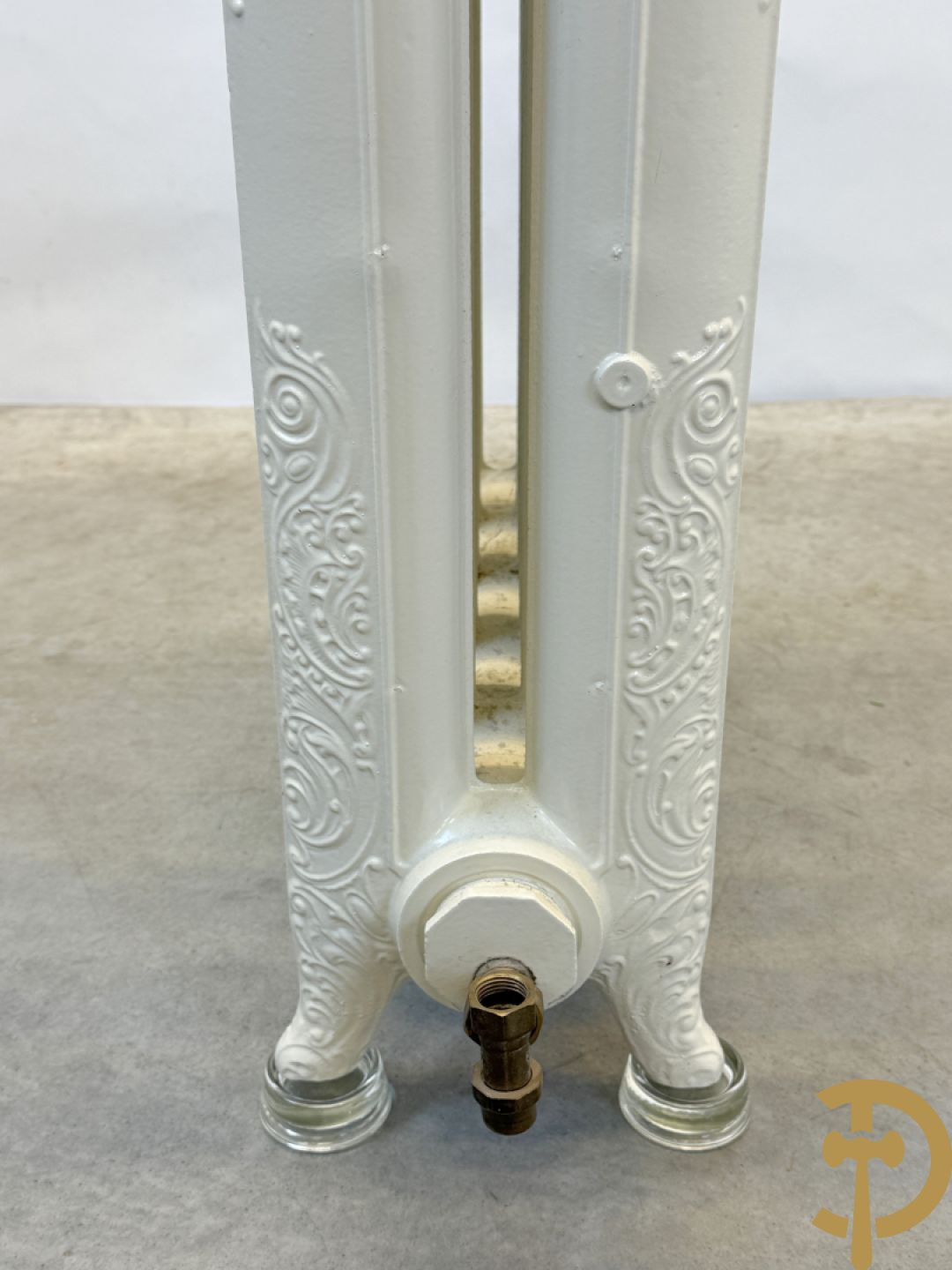 Gietijzeren Art Nouveau stijl radiator met 6 elementen op glazen pootjes - met bijhorende accessoires