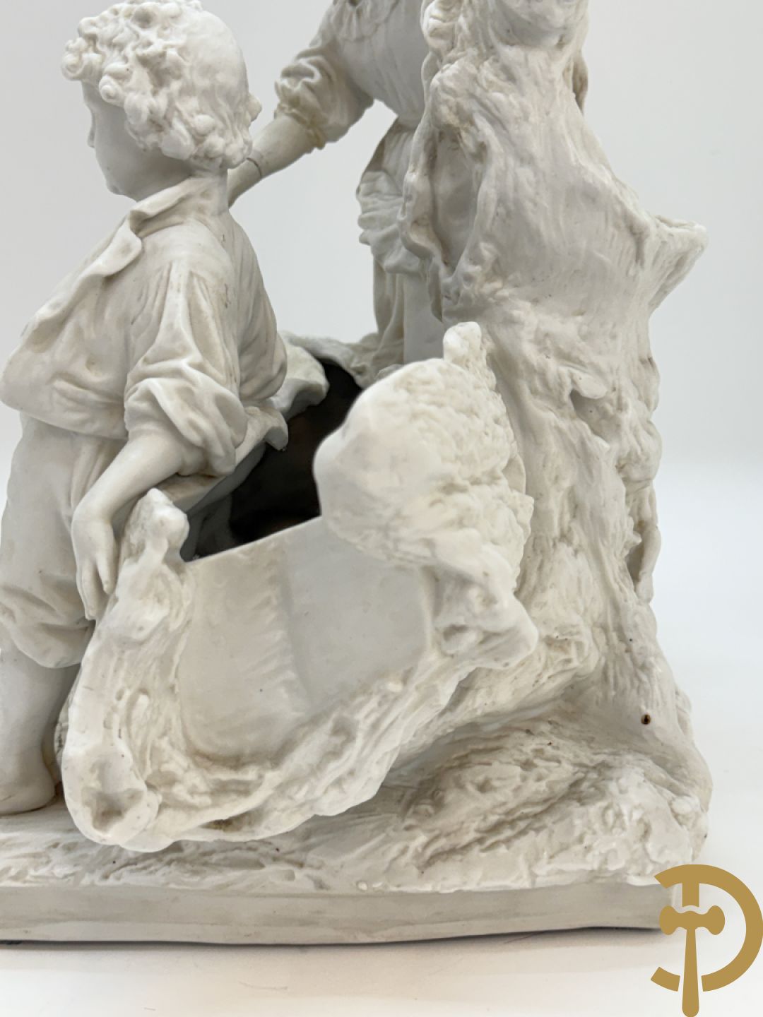 Ongetekend, witte biscuit van jongen en meisje bij boomstronk