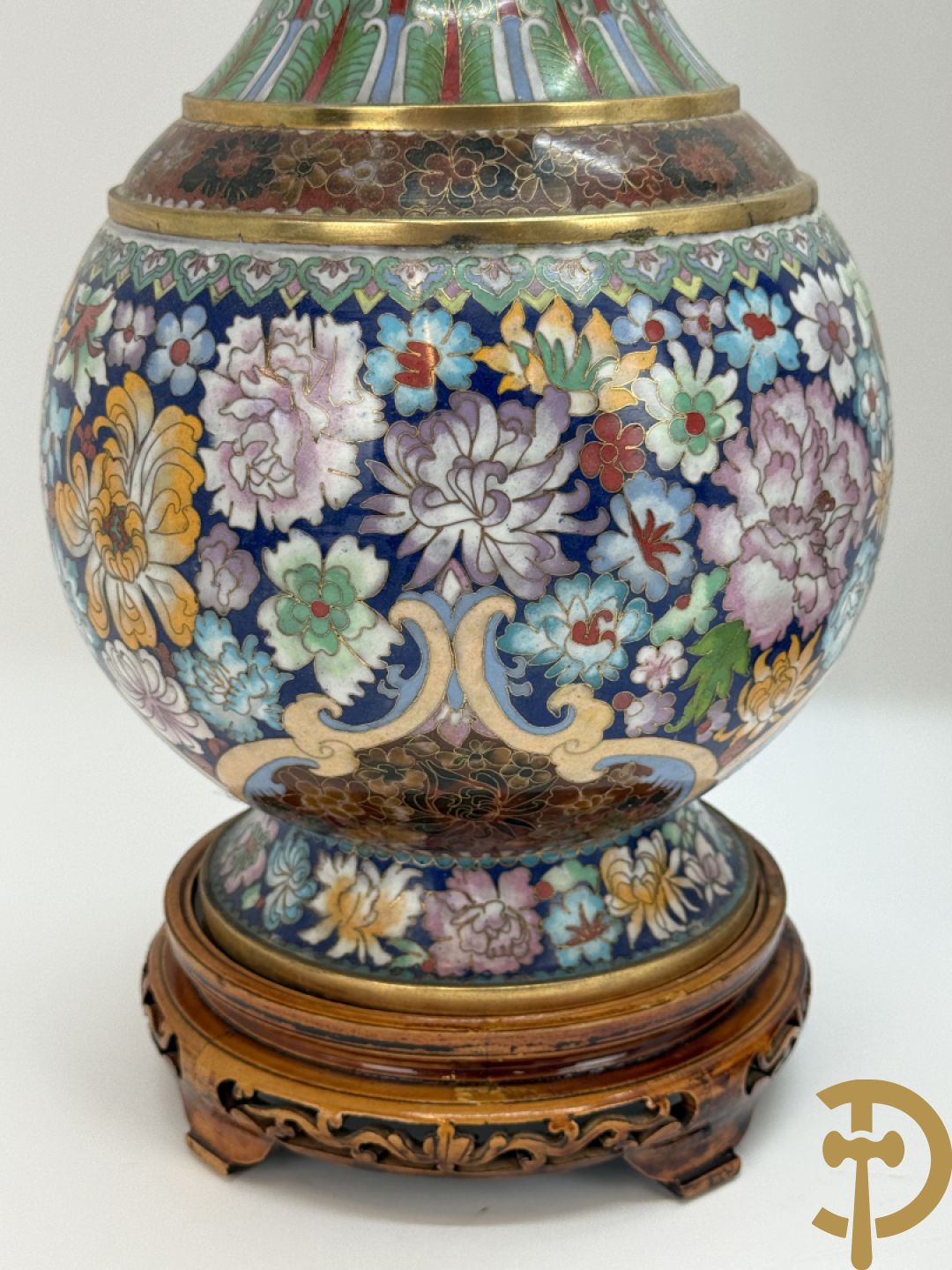 Paar cloisoné vazen met kleurrijk bloemendecor op houten sokkel